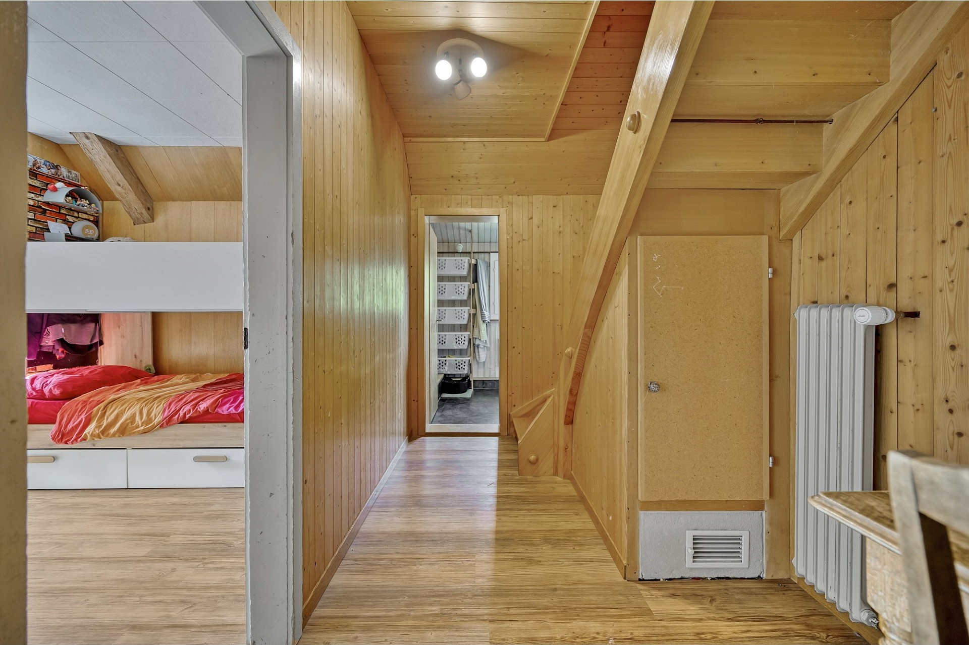 Dachgeschossflur mit Holzverkleidung