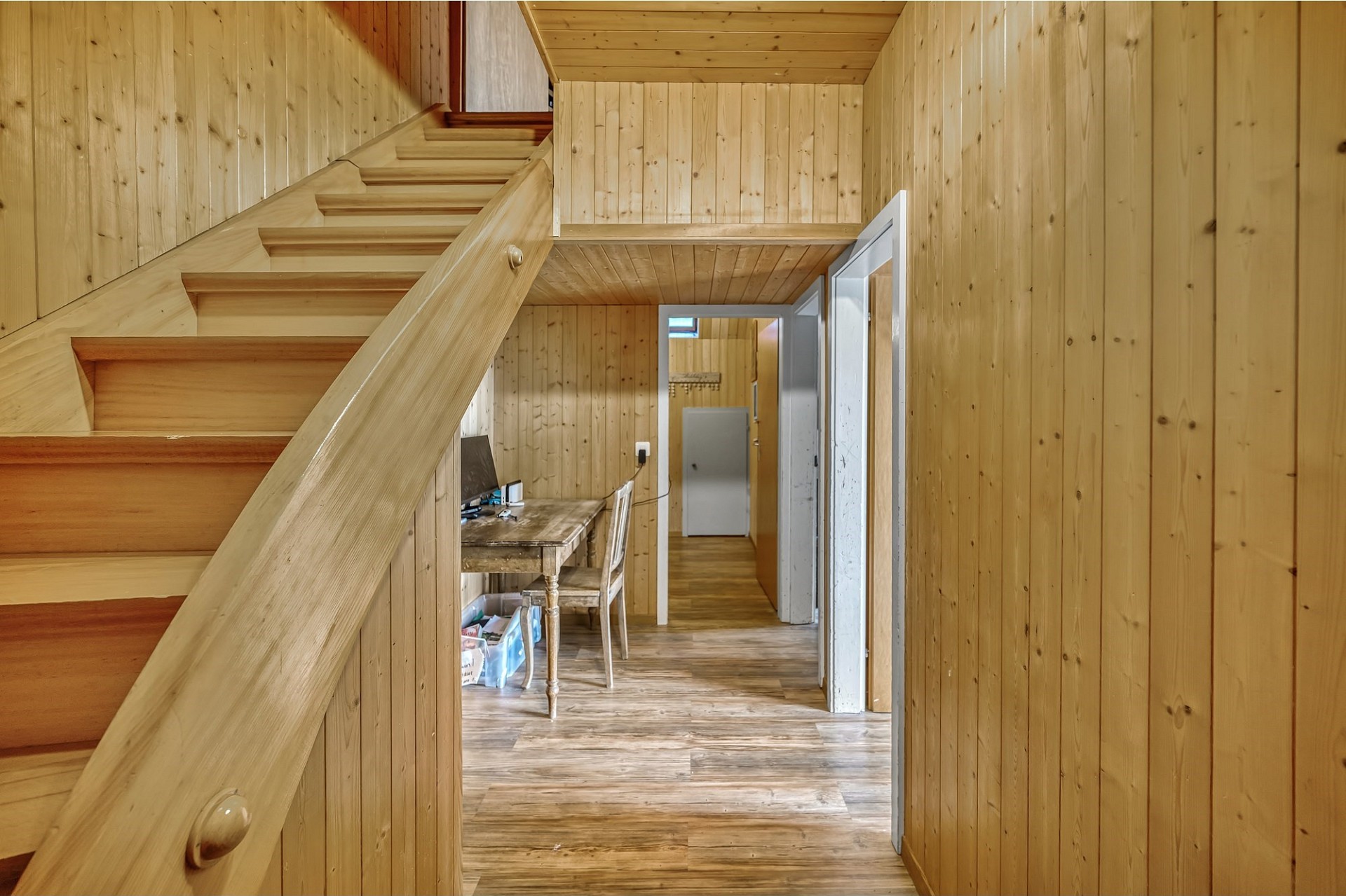 Holzverkleideter Flur mit Treppe