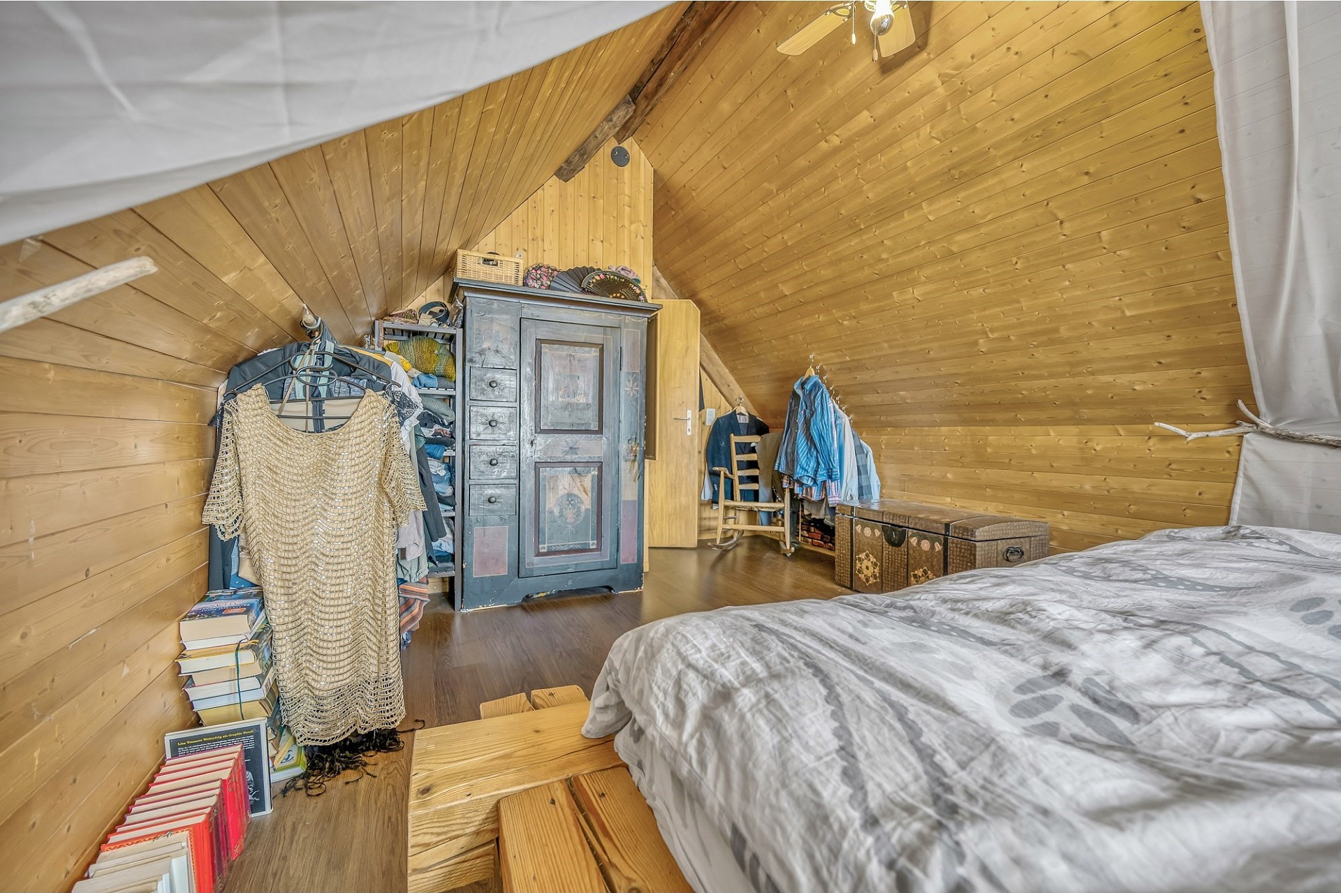 Dachgeschoss-Schlafzimmer mit Holzverkleidung