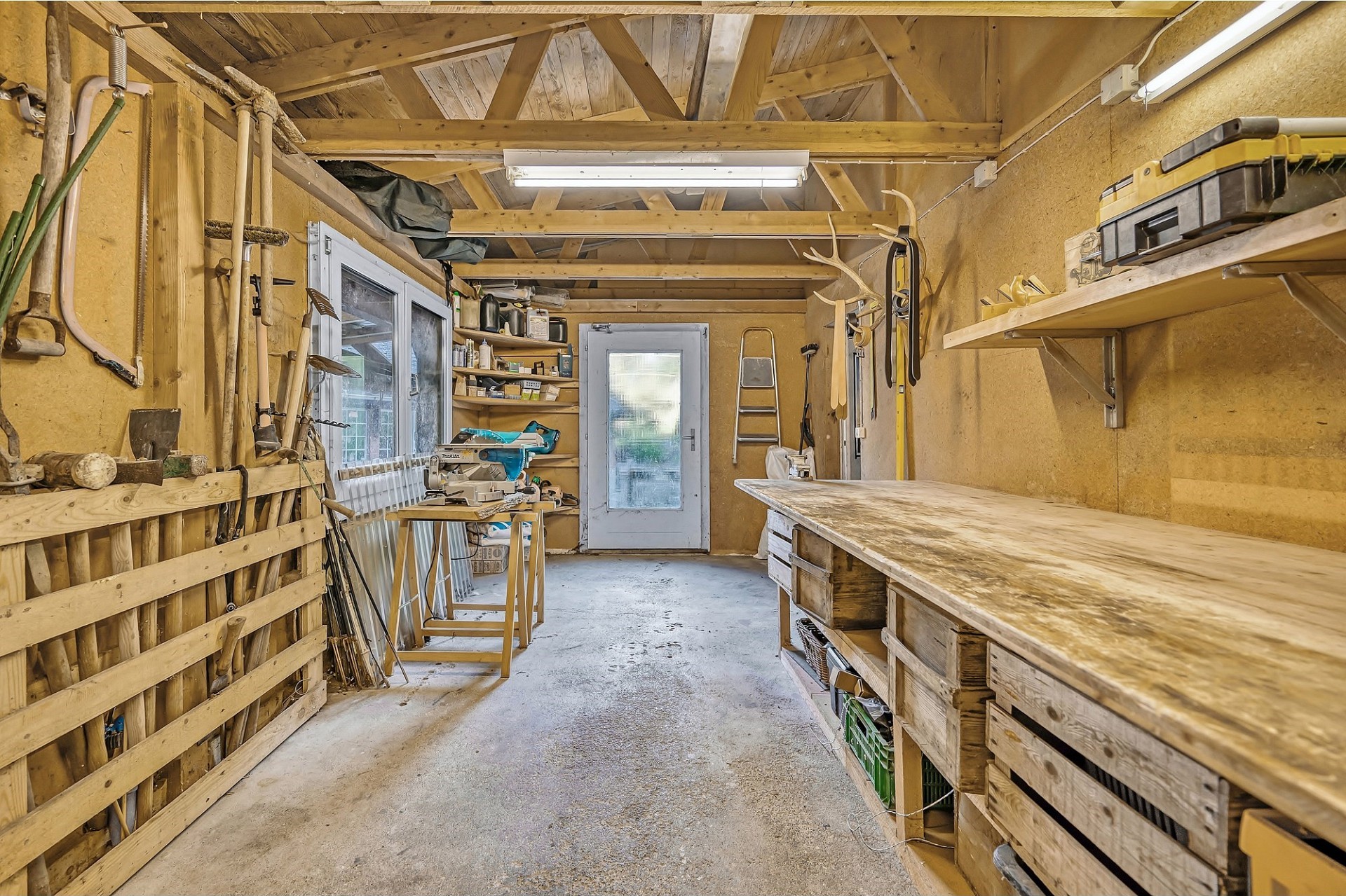 Werkstatt bzw. Hobbyraum mit Holzstruktur