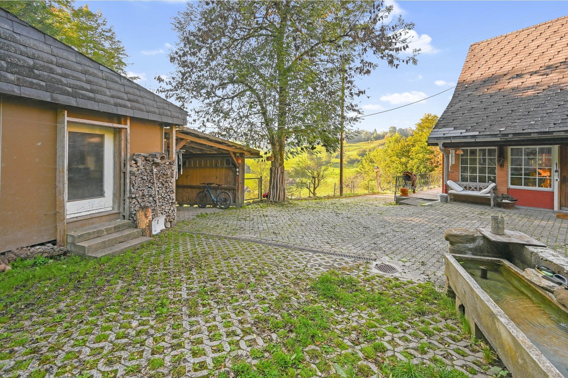 Ländlicher Hof mit gepflastertem Innenhof