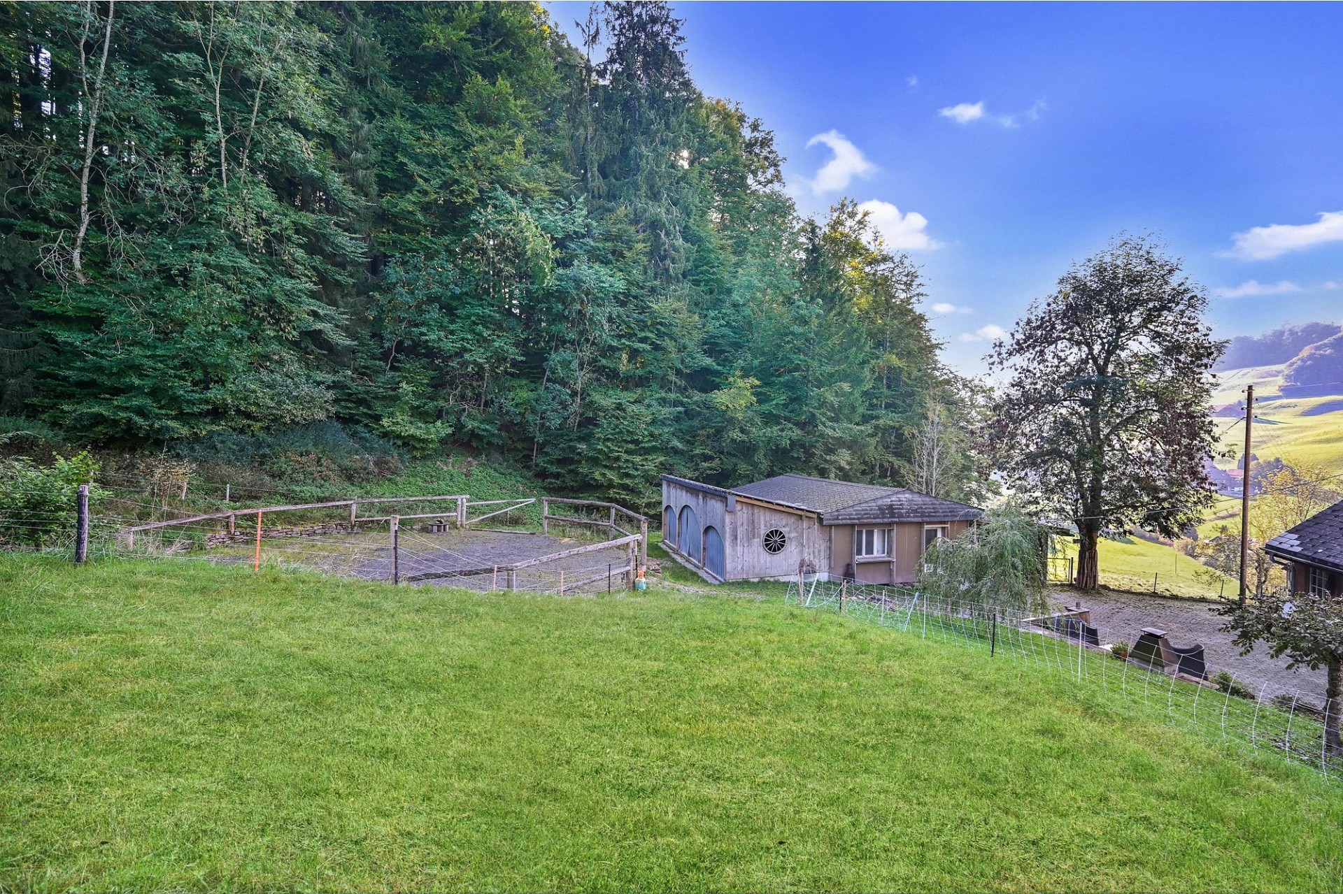 Ländliche Außenansicht mit Wiese, Scheune/Garage und Talblick