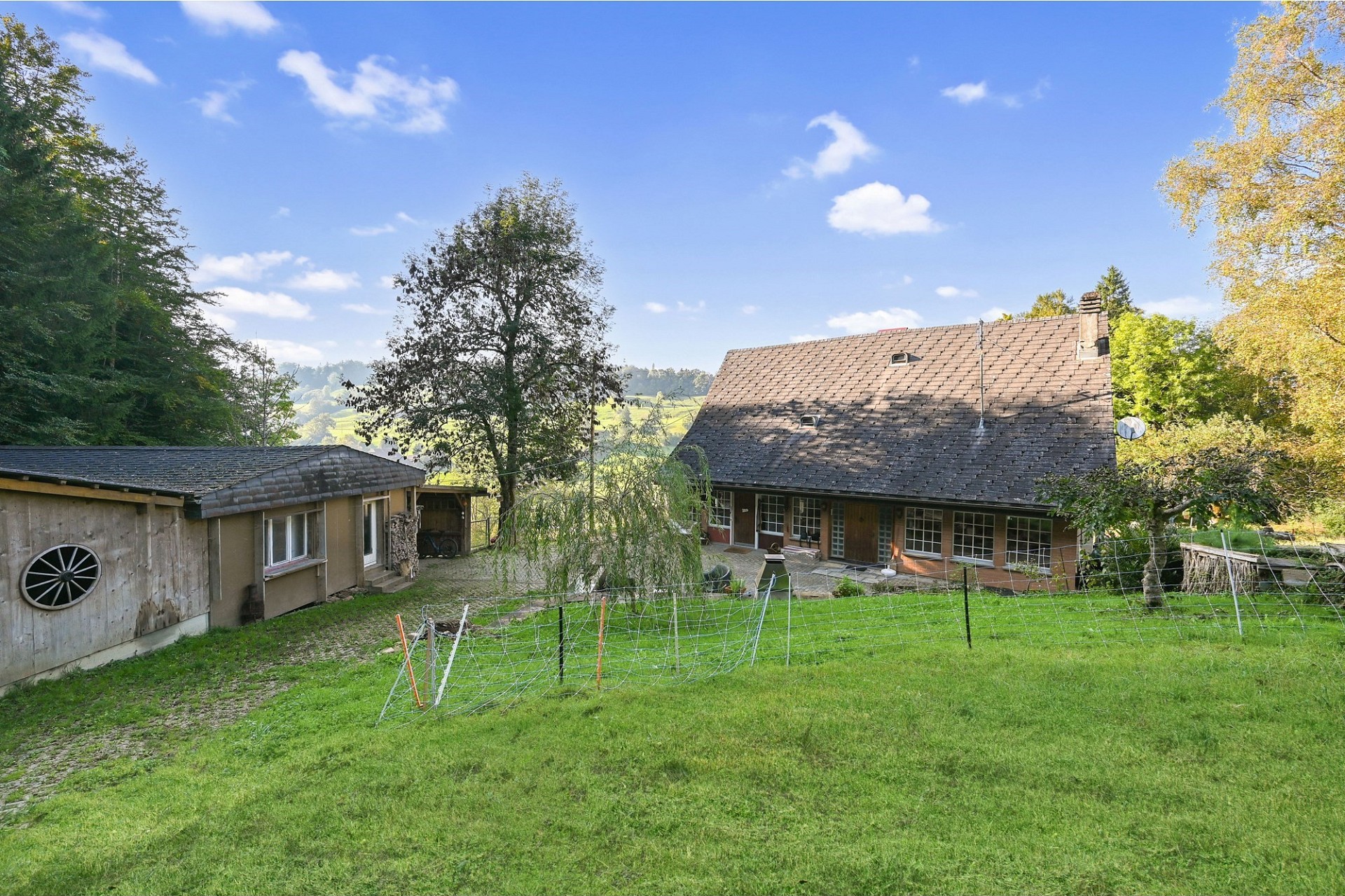 Ländliches Anwesen mit Garten und Nebengebäude