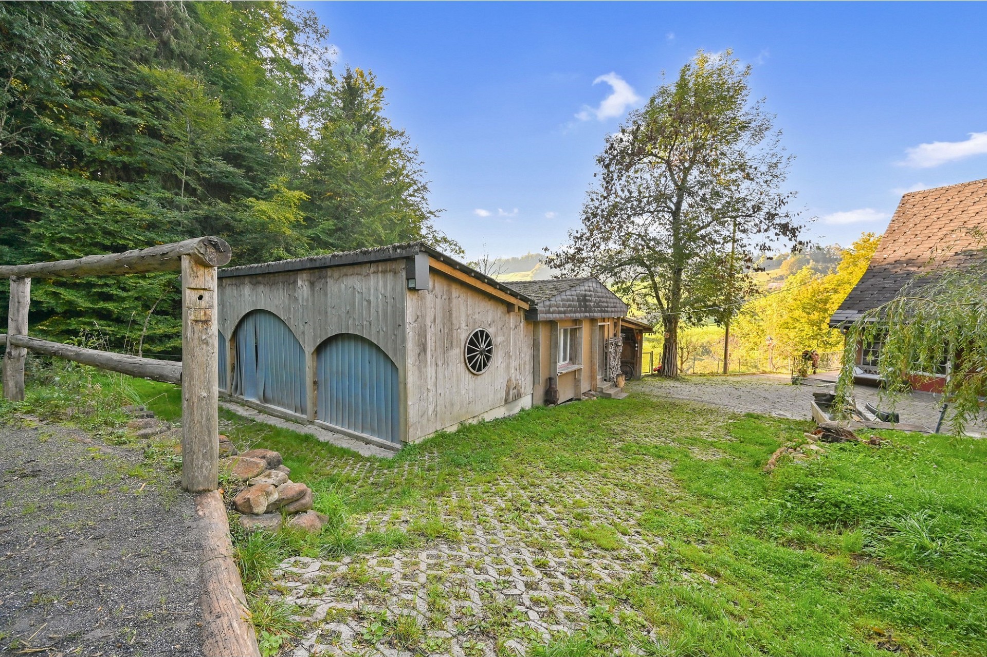 Ländliches Anwesen mit Nebengebäude und Gartenhof