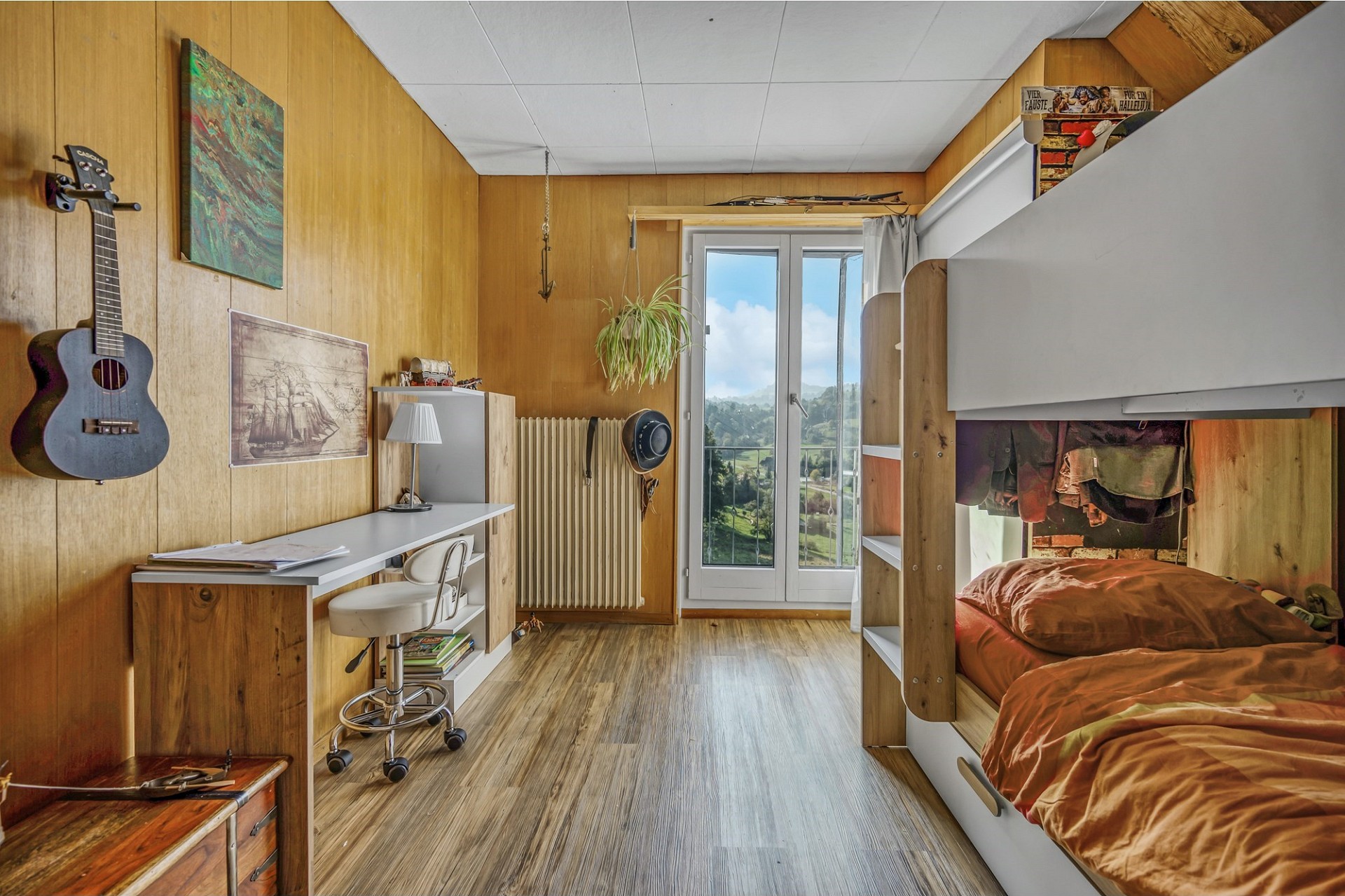 Jugendzimmer mit Blick ins Grüne