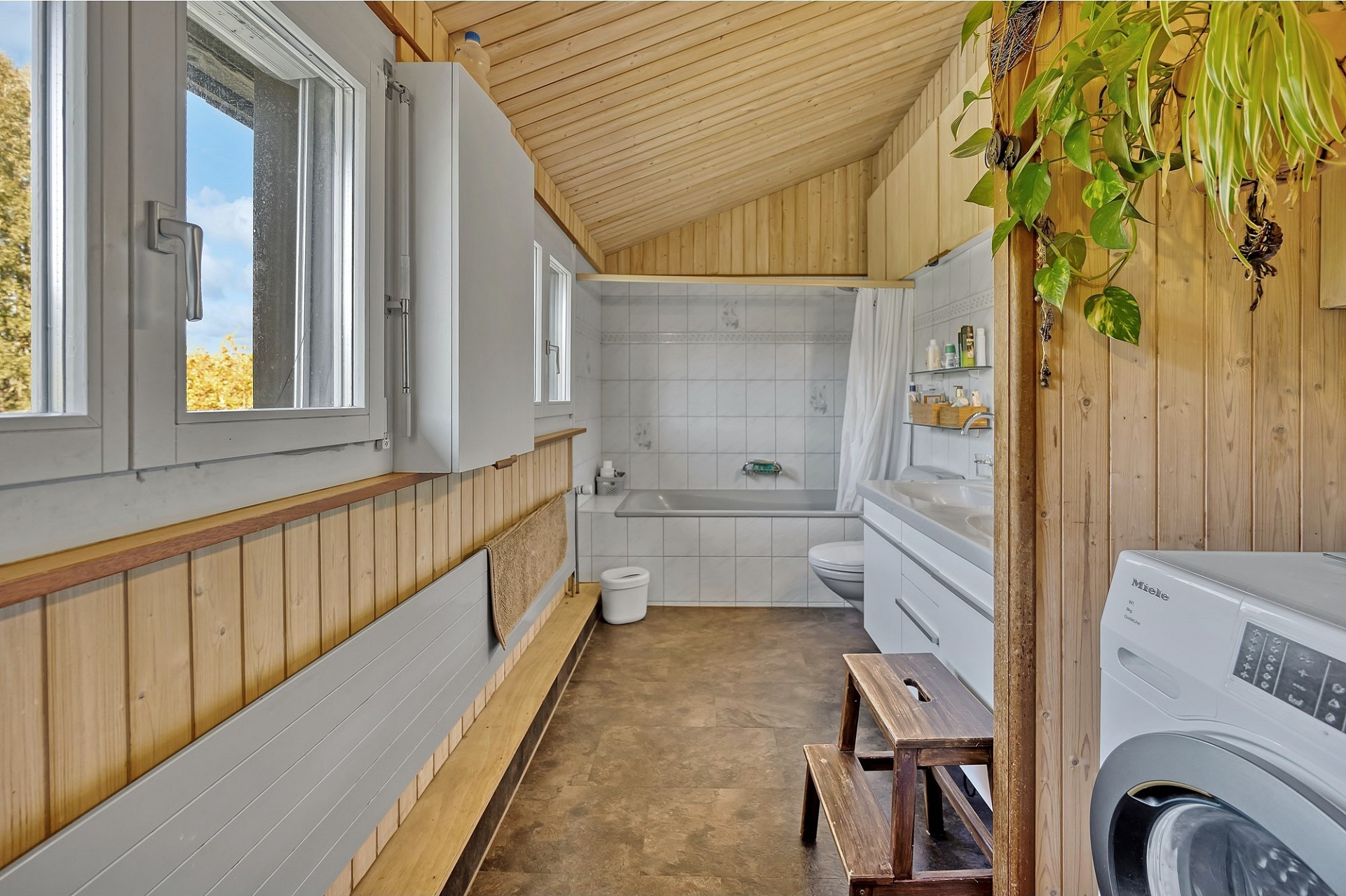 Rustikales Badezimmer mit Holzverkleidung