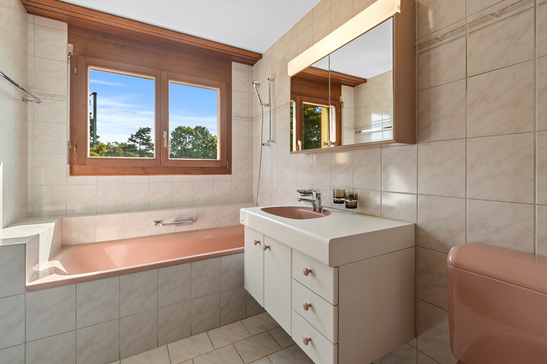 Retro-Badezimmer mit Badewanne und Fenster