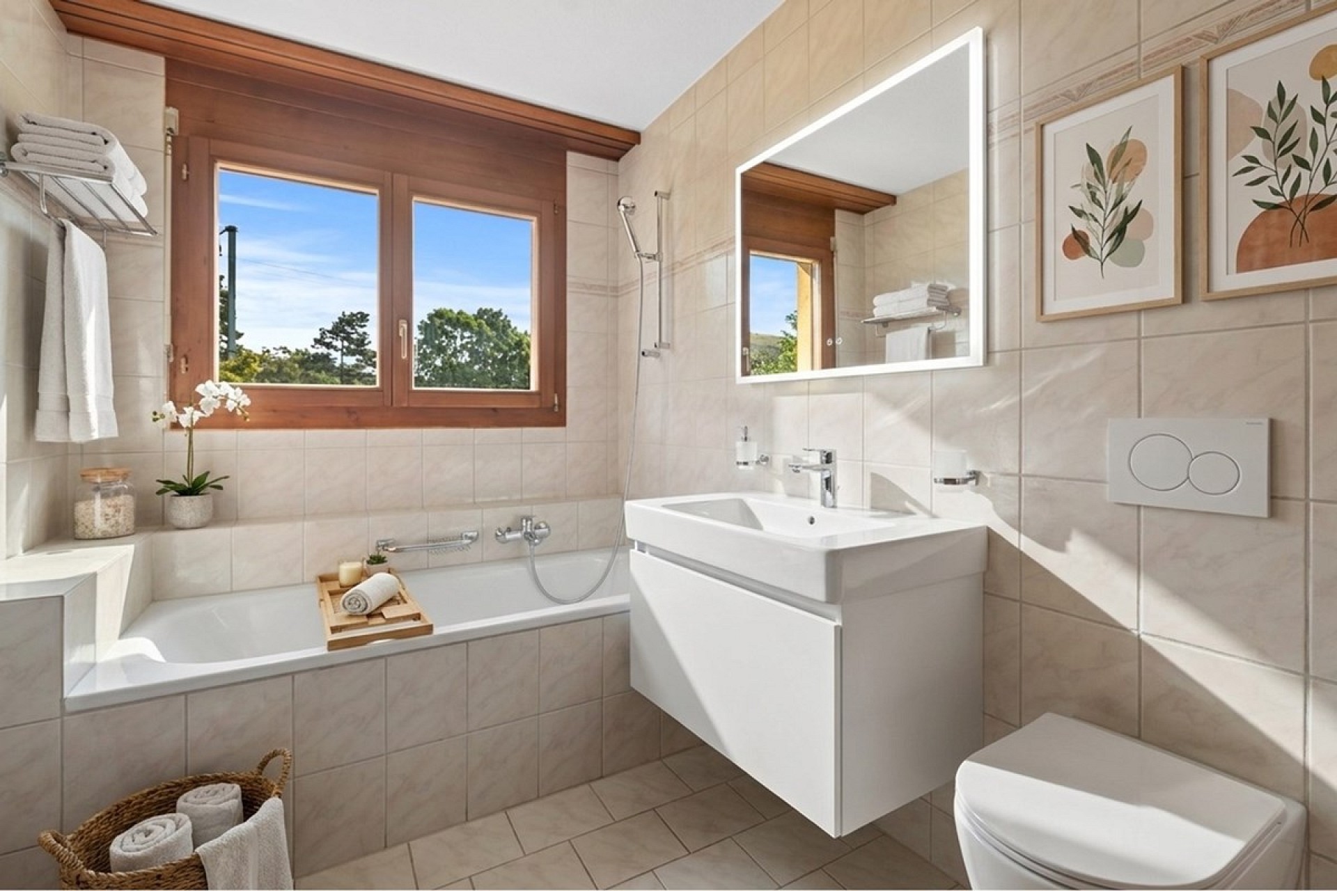 Helles Badezimmer mit Badewanne, Waschtisch und Fensterblick