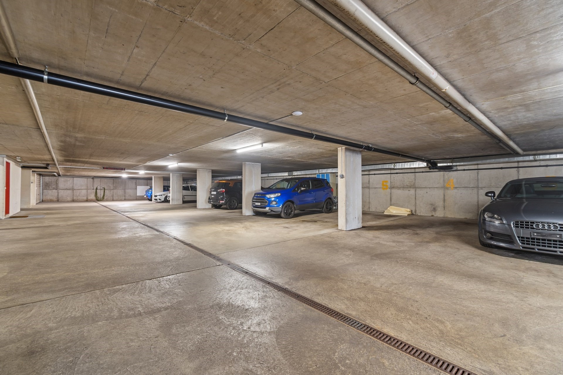 Tiefgarage mit mehreren Stellplätzen