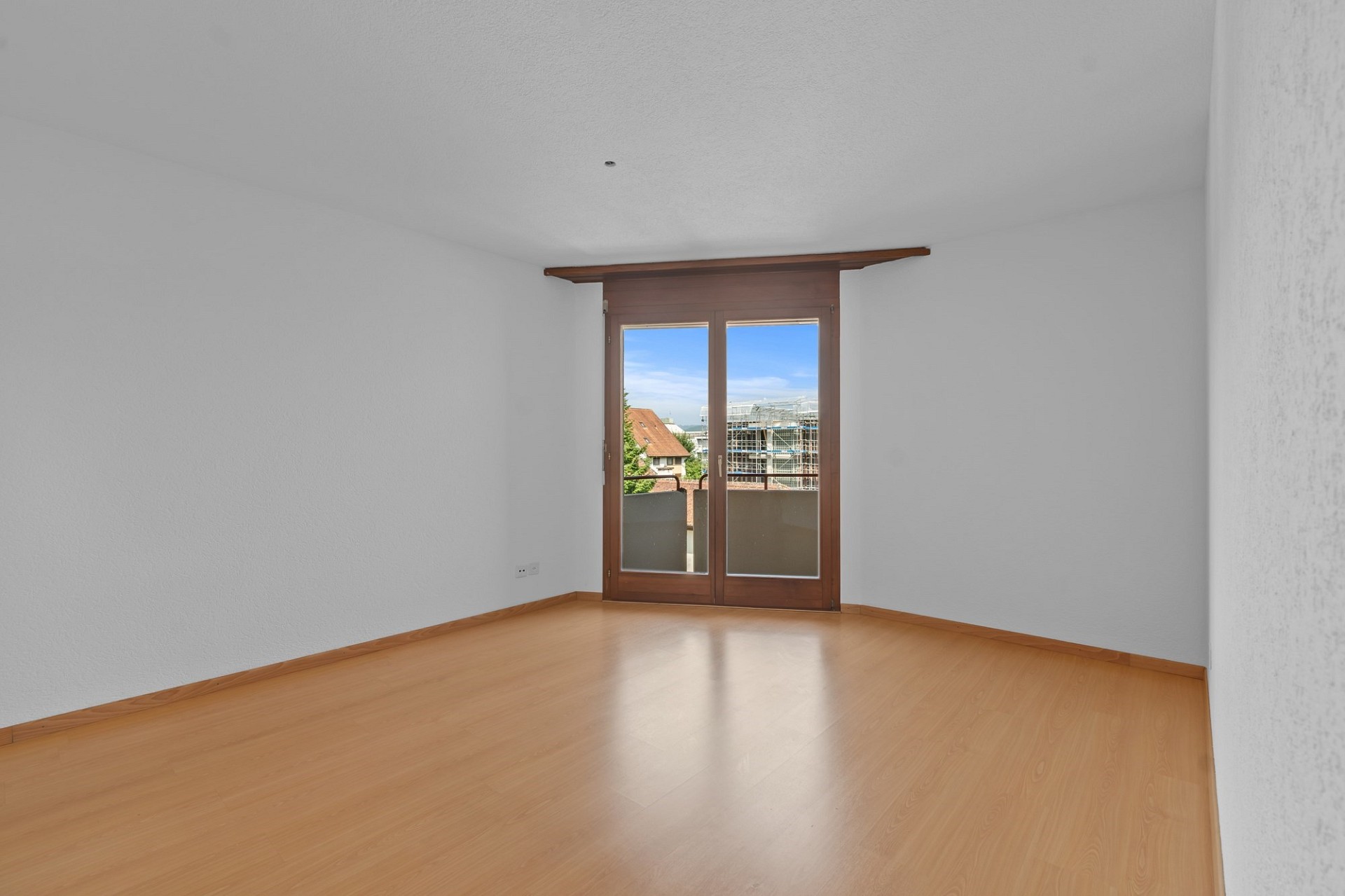 Leerer Raum mit Balkon- bzw. Fenstertür