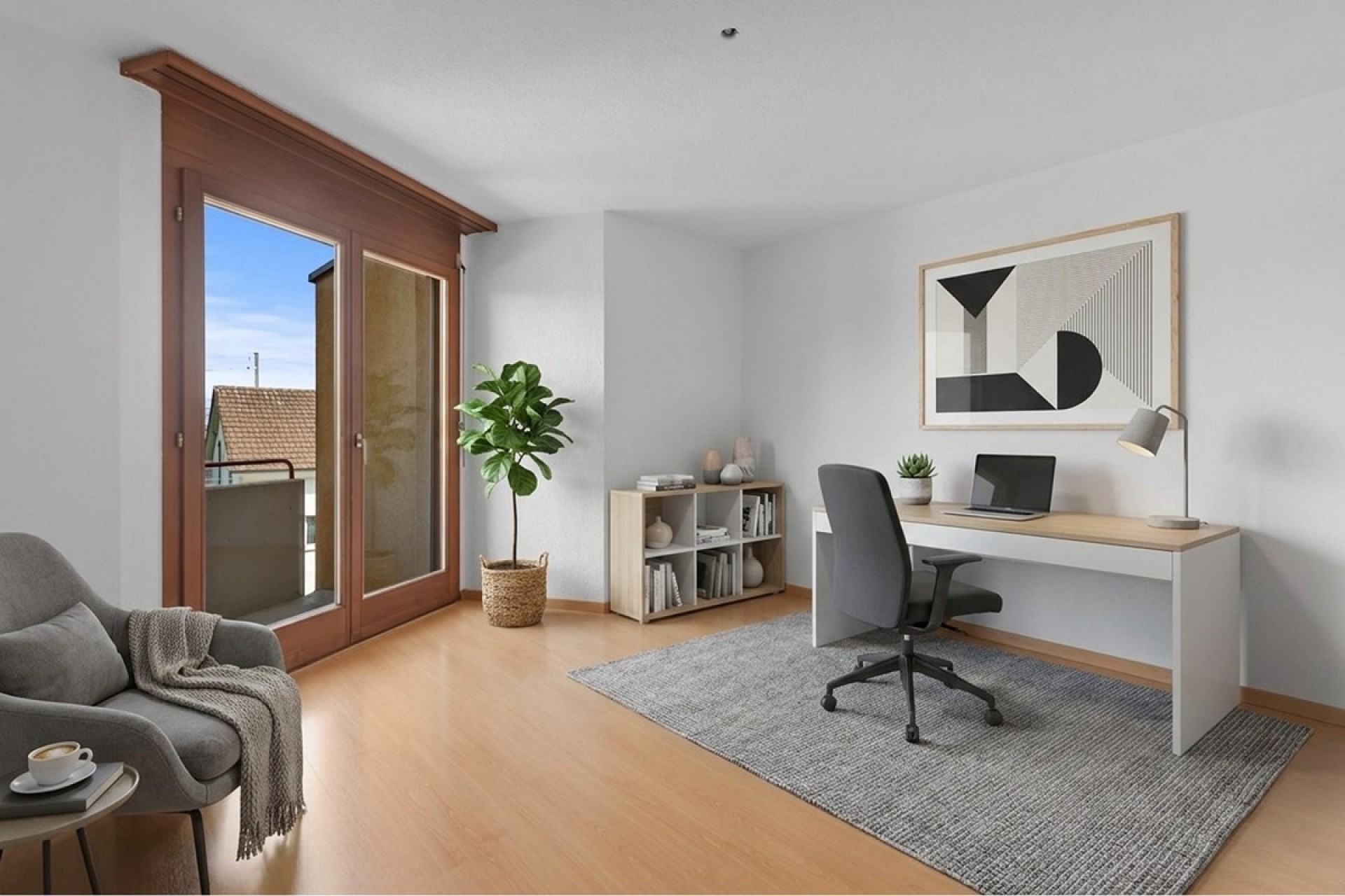 Helles Homeoffice mit Balkonzugang