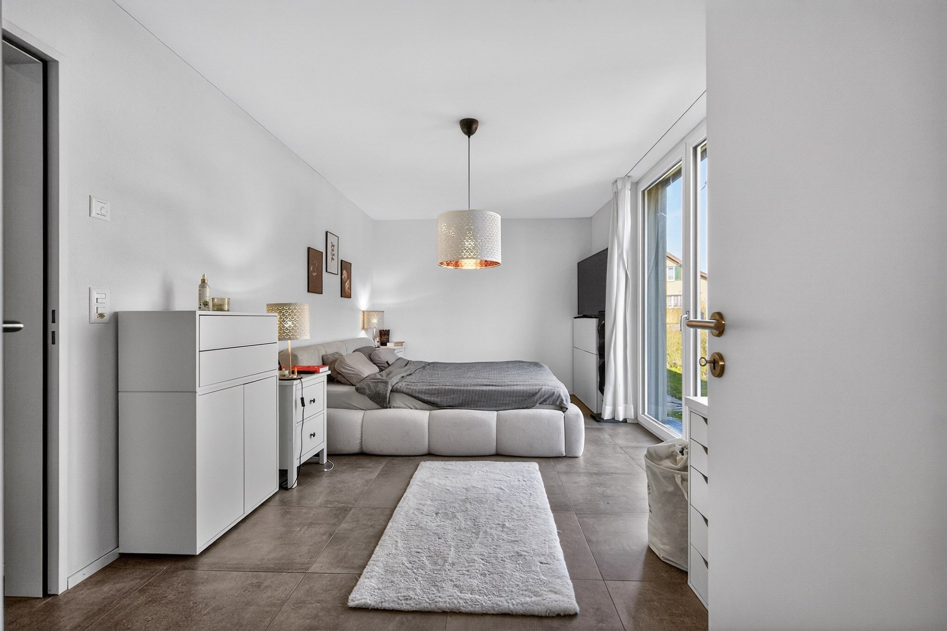 Modernes Schlafzimmer mit großer Fensterfront