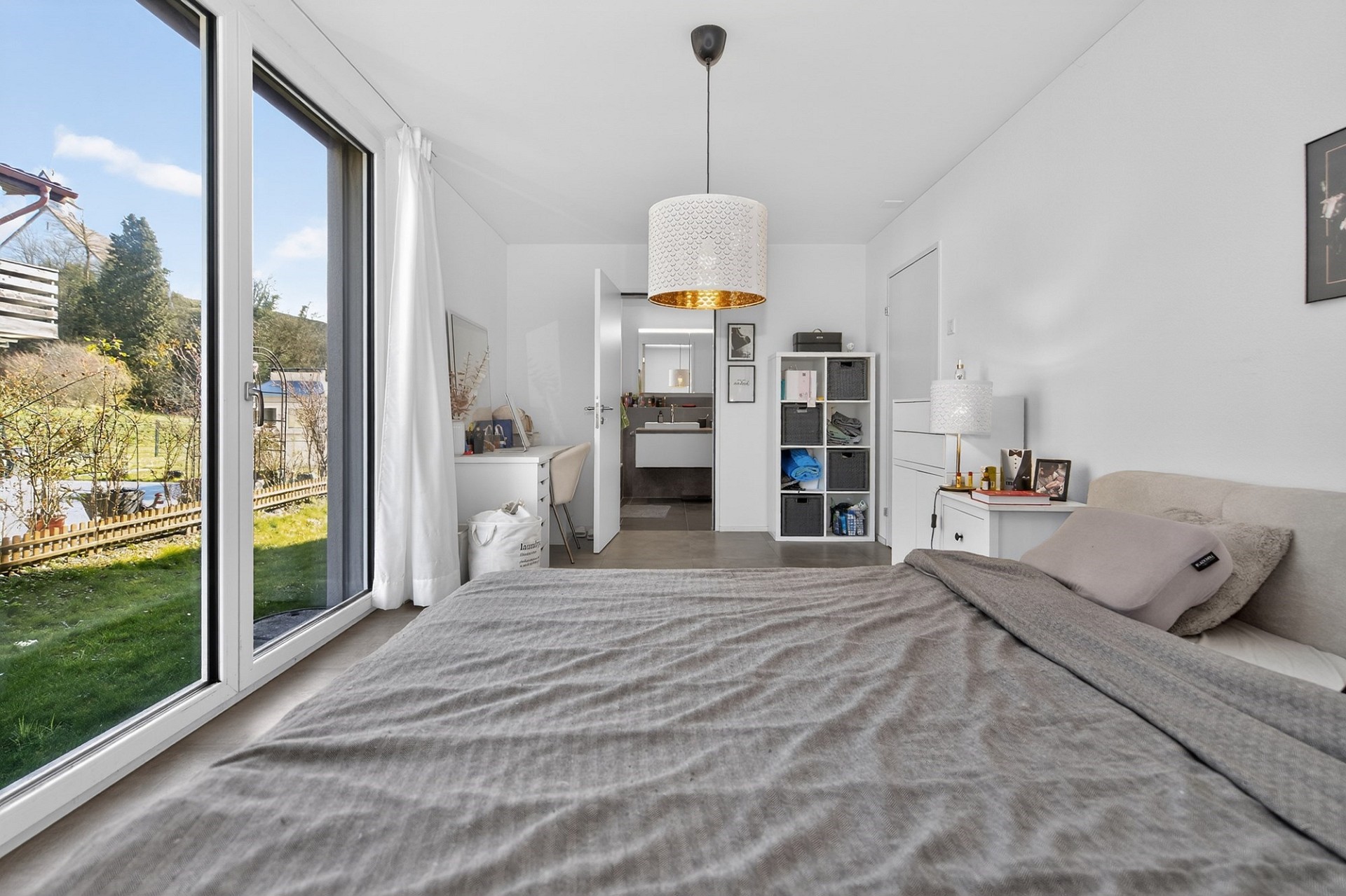 Helles Schlafzimmer mit großem Fenster zum Garten