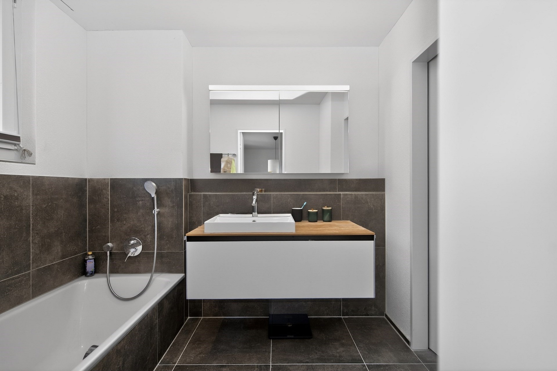 Modernes Badezimmer mit Badewanne und Waschtisch