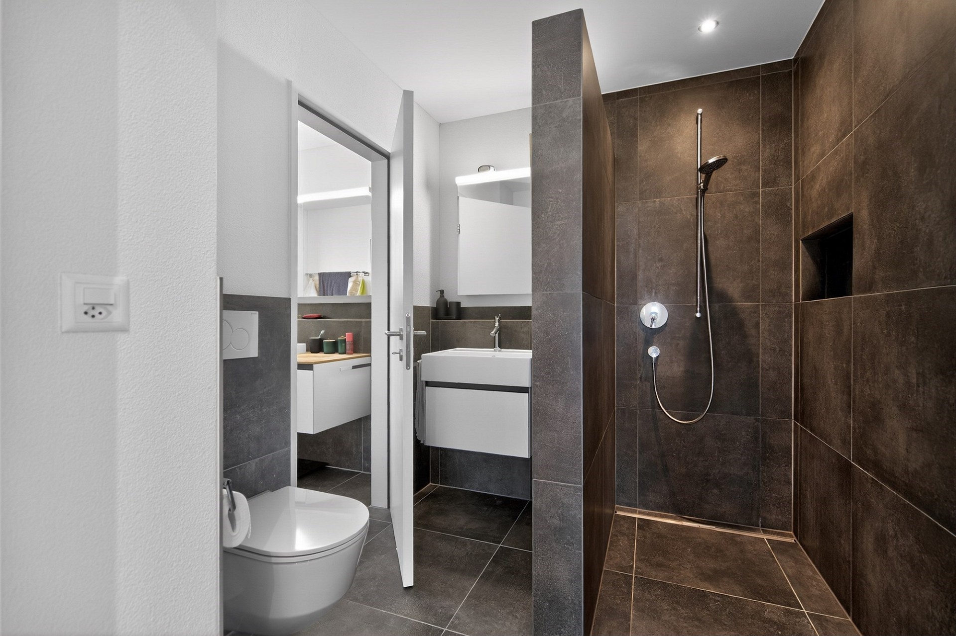 Modernes Badezimmer mit Dusche und WC