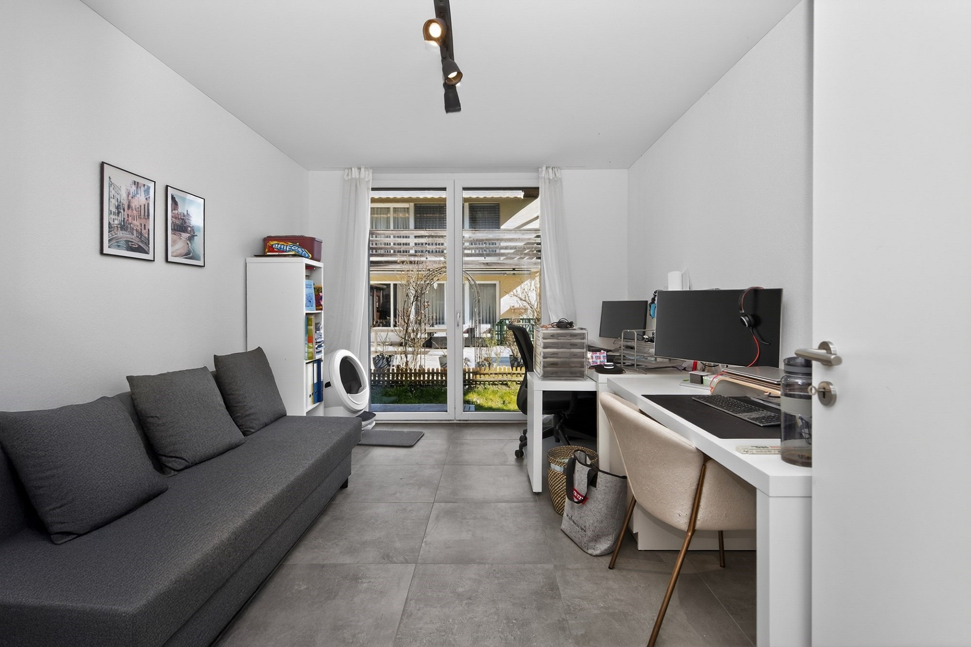 Kleines Arbeitszimmer mit Sitzbereich und Schreibtisch
