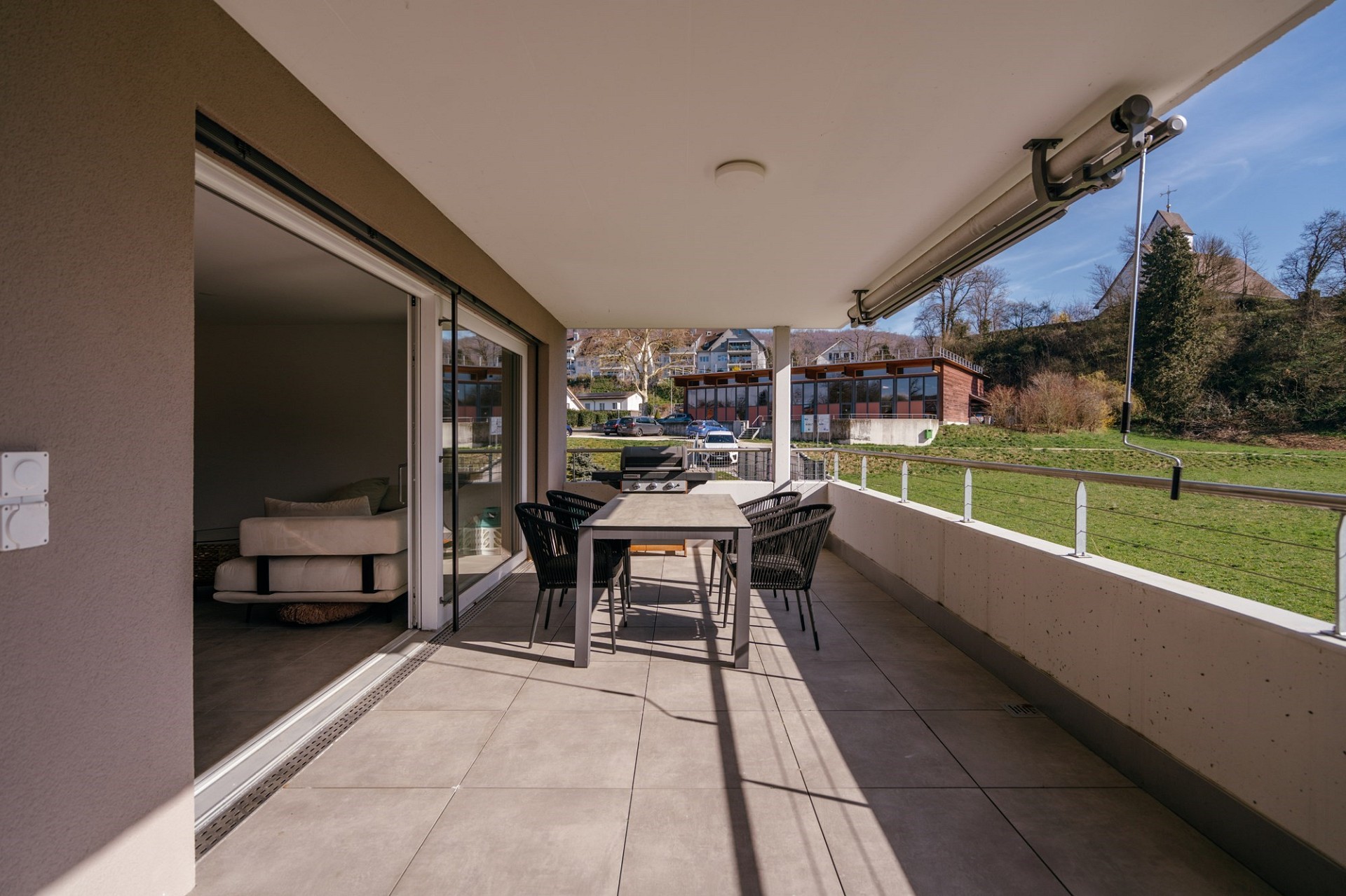 Überdachte Terrasse mit Essbereich