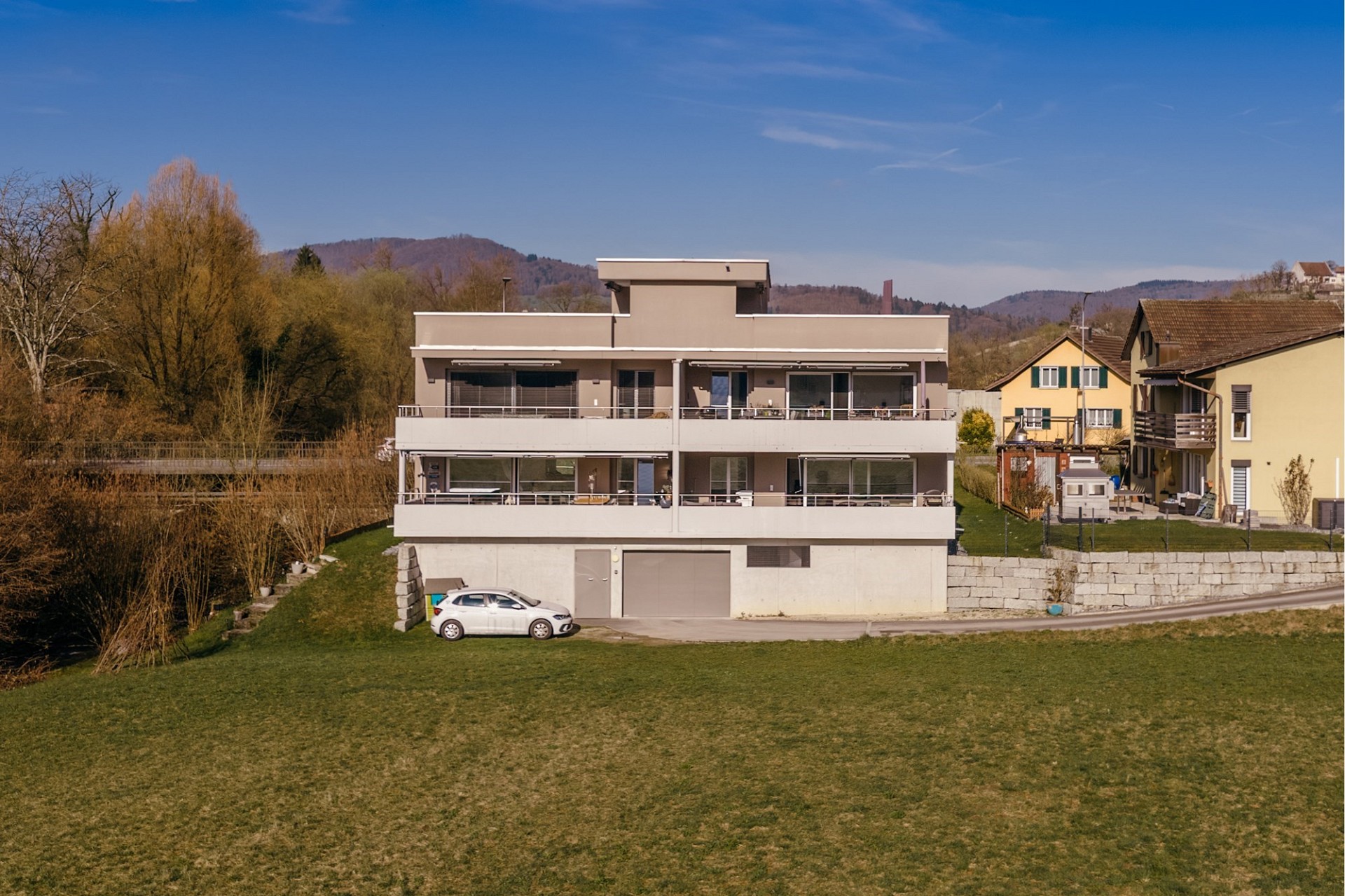 Modernes Wohnhaus mit Terrasse und Garten
