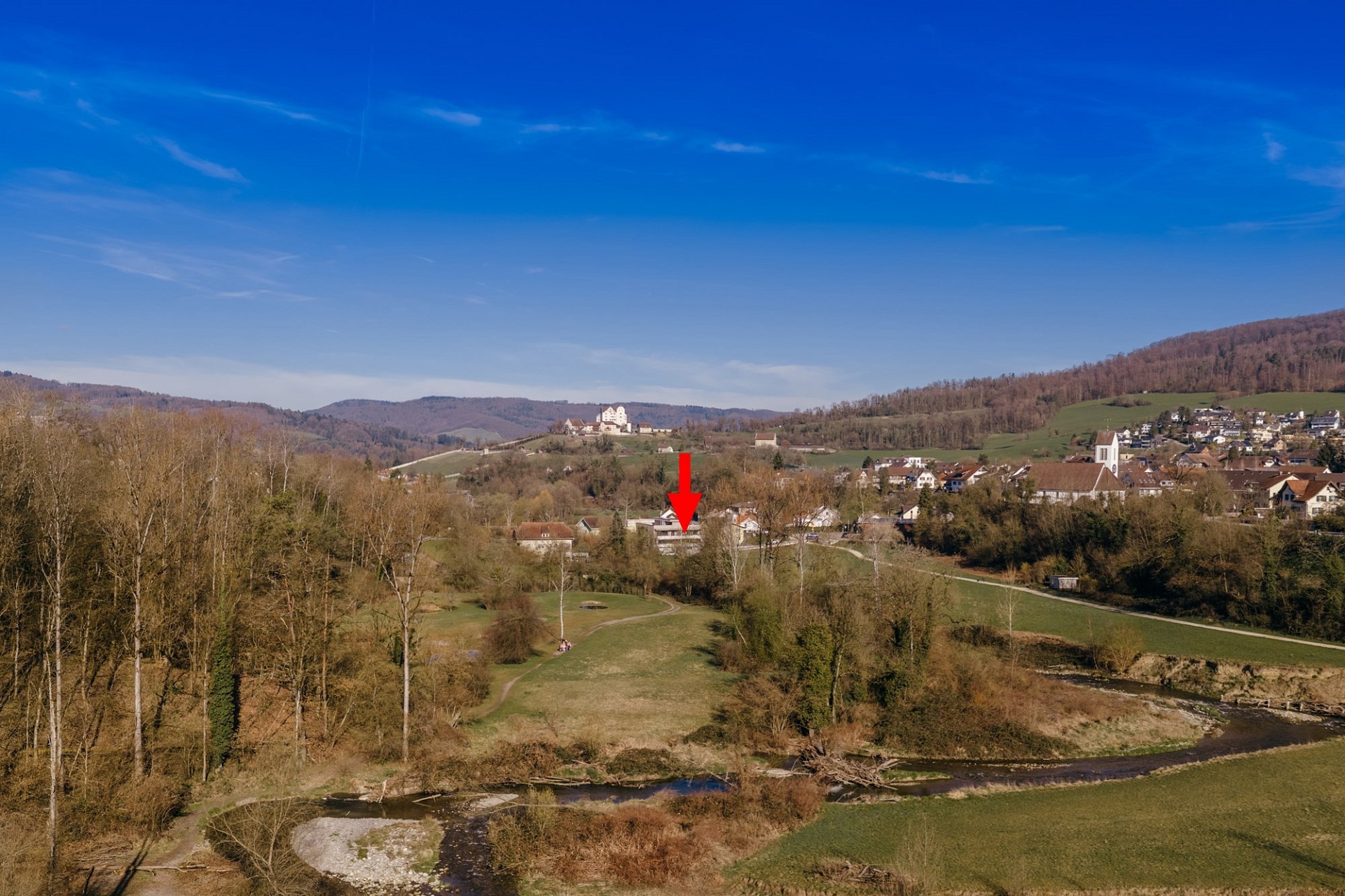 Luftaufnahme einer ländlichen Landschaft mit markiertem Gebäude