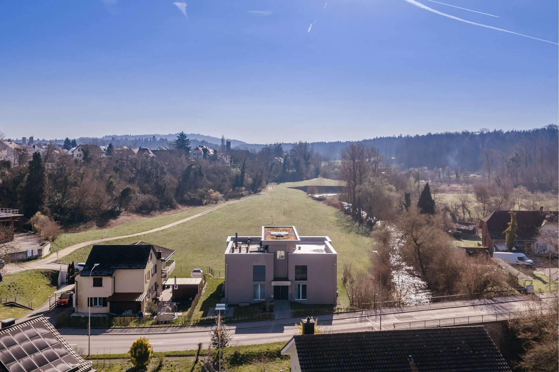 Luftaufnahme einer Wohngegend am Grünstreifen