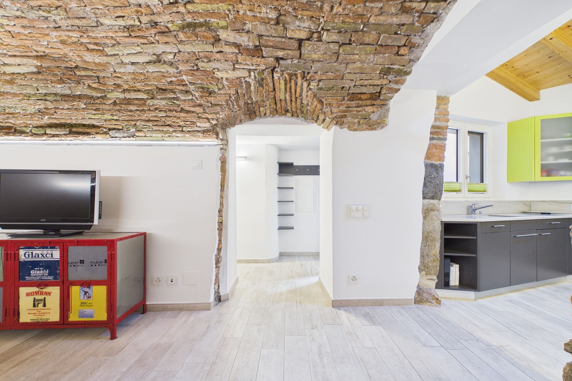 Gewölbte Altbau-Küche mit freigelegtem Ziegelgewölbe