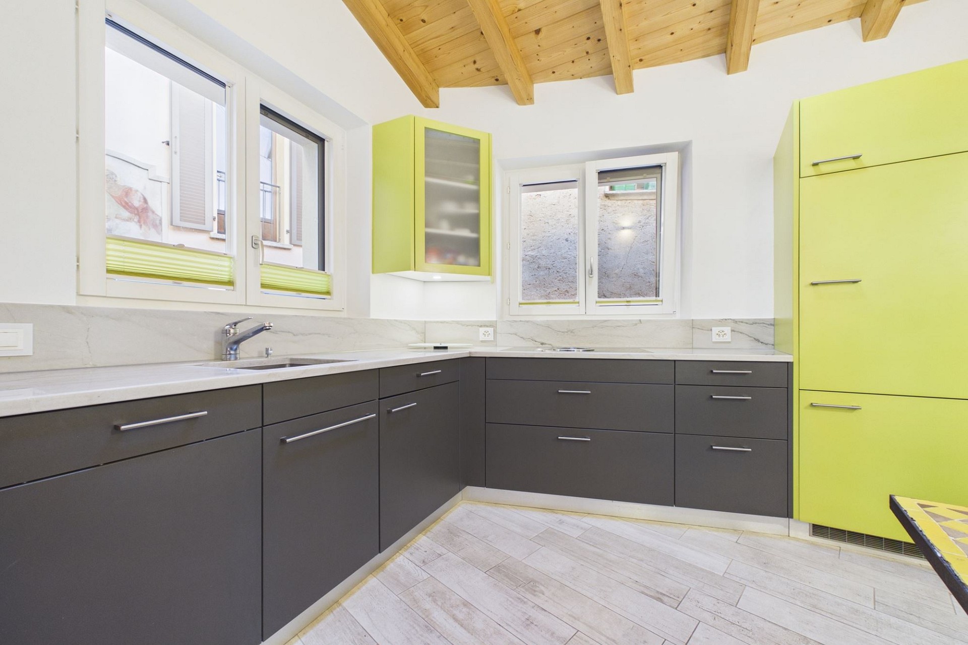 Moderne Küche mit Holzdecke