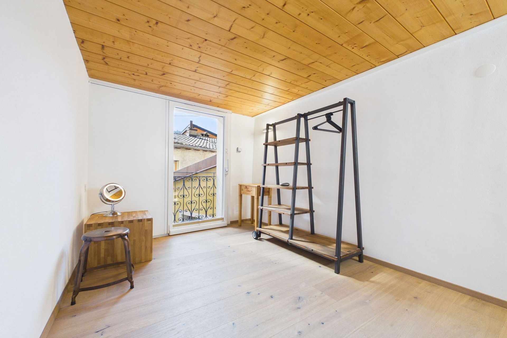 Helles Ankleidezimmer mit Holzbalkendecke