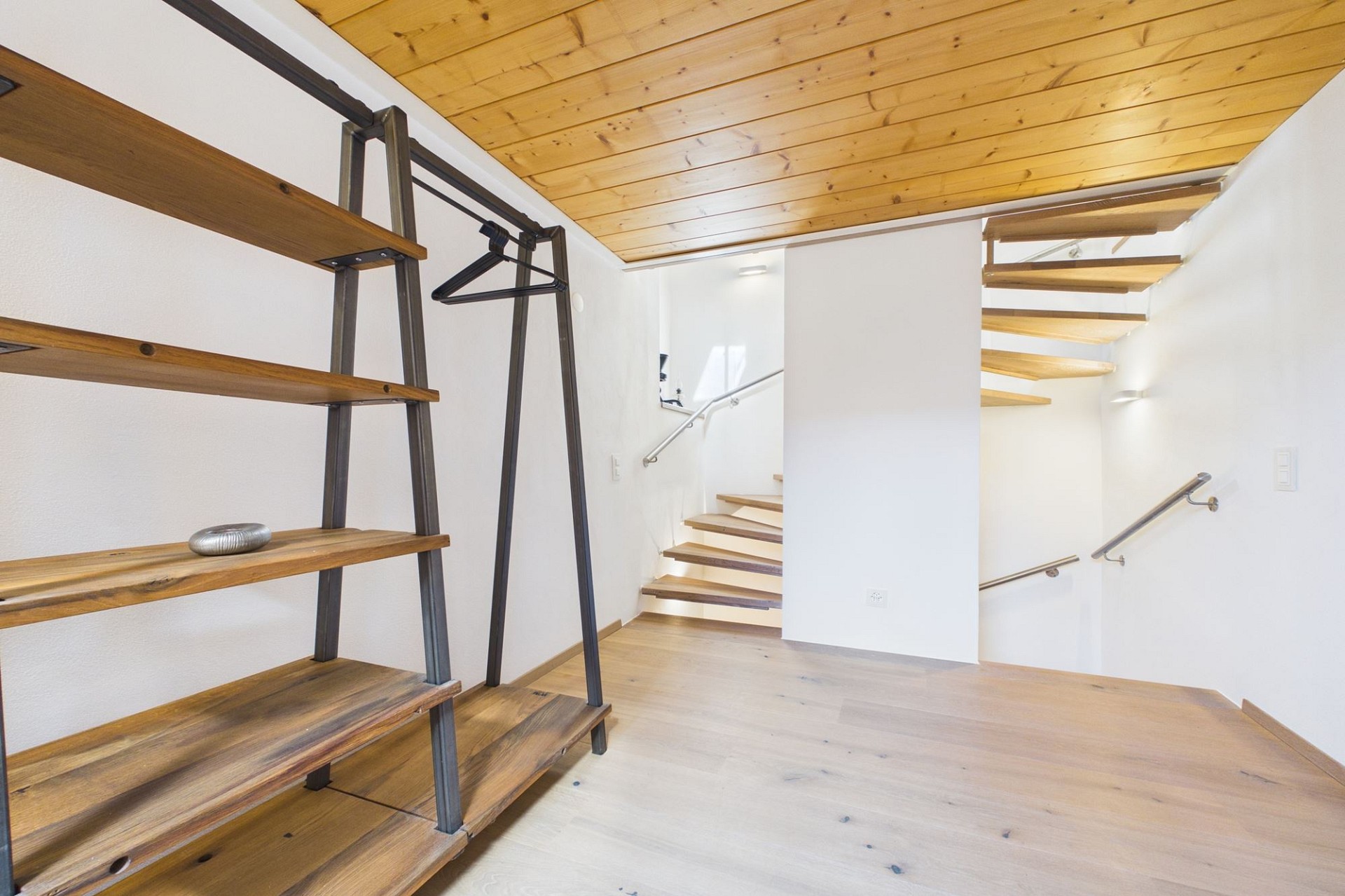 Offene Treppe mit Holzstufen
