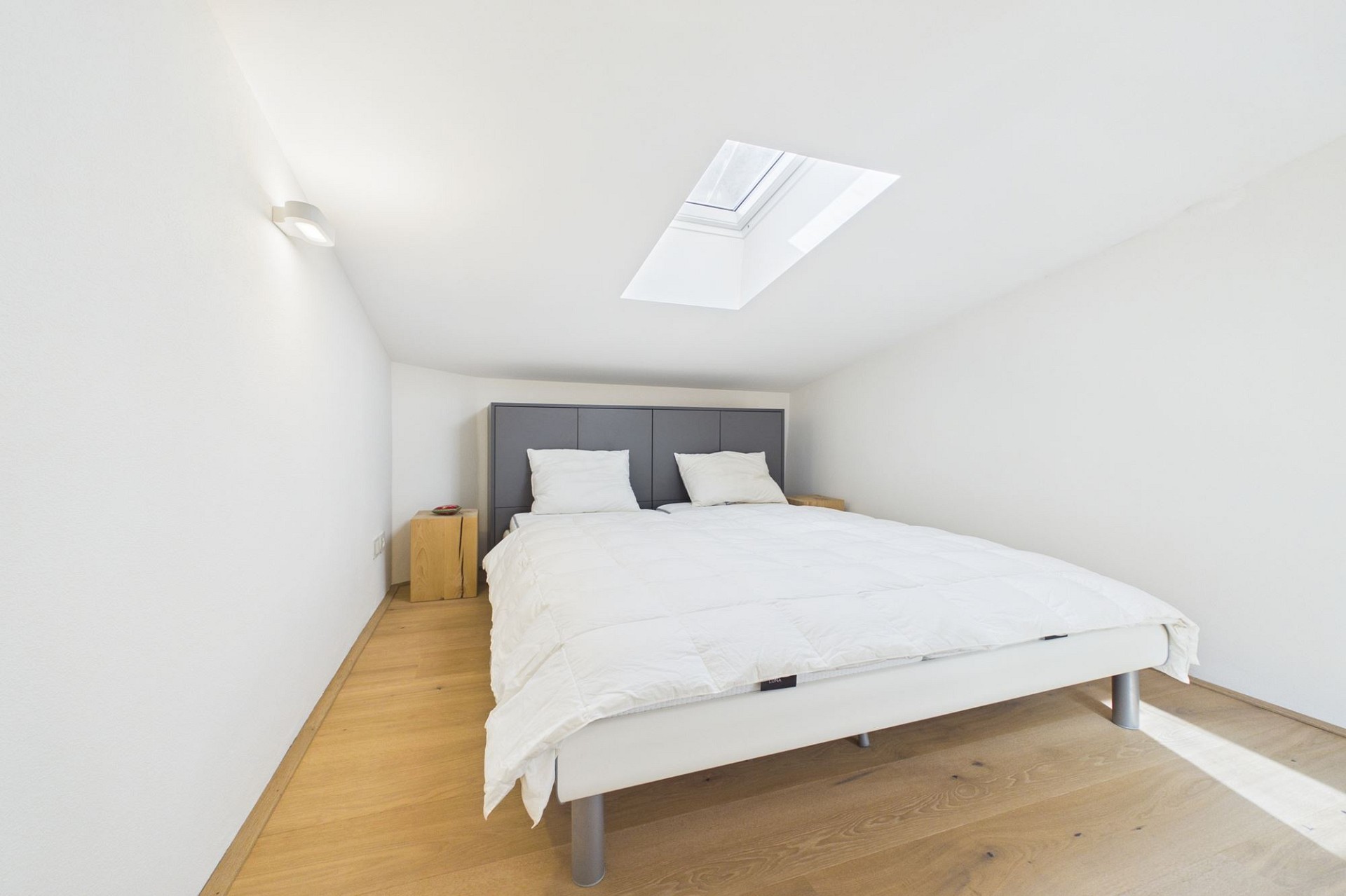 Helles Dachgeschoss-Schlafzimmer