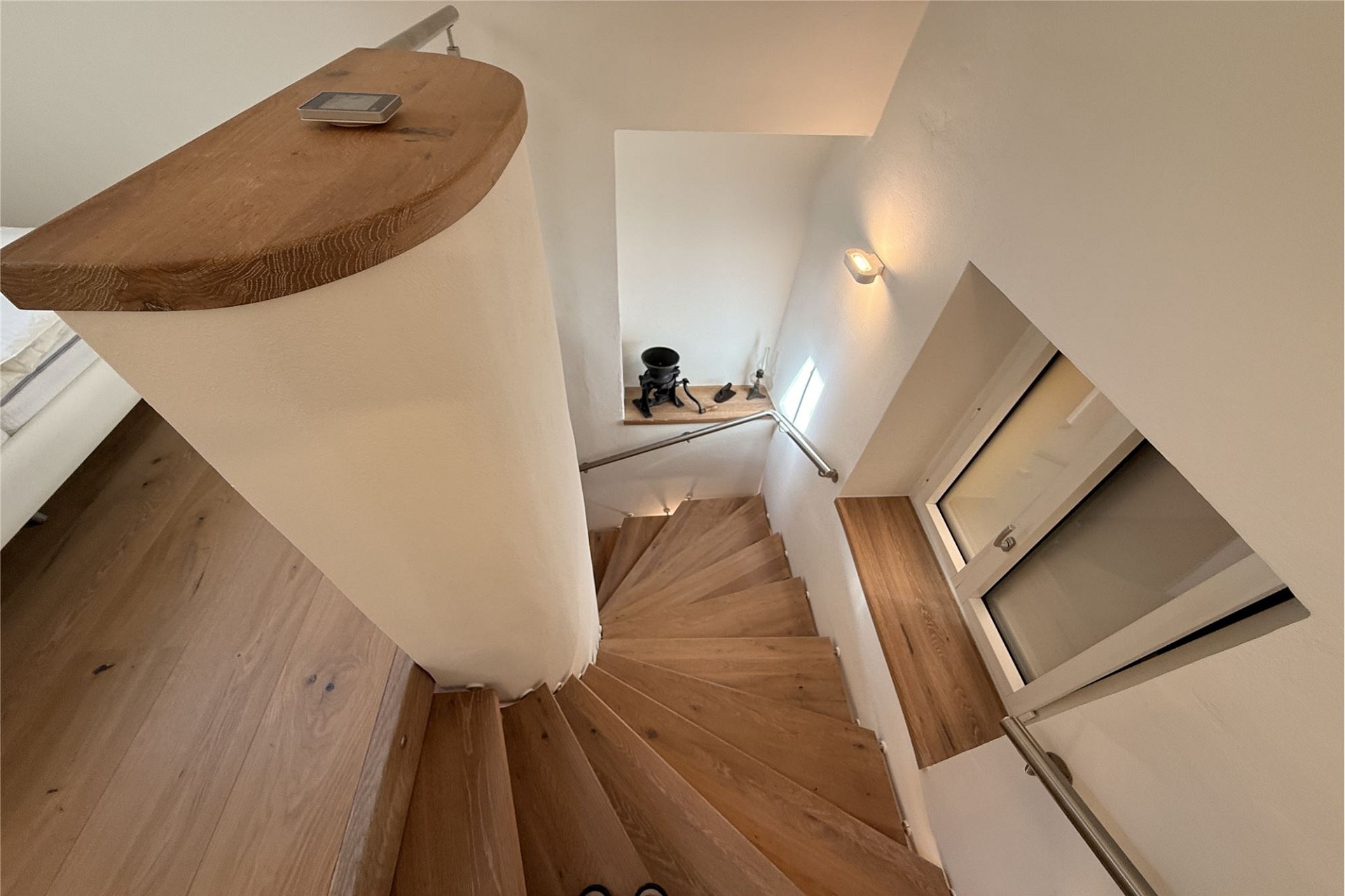Treppenhaus mit Holztreppe