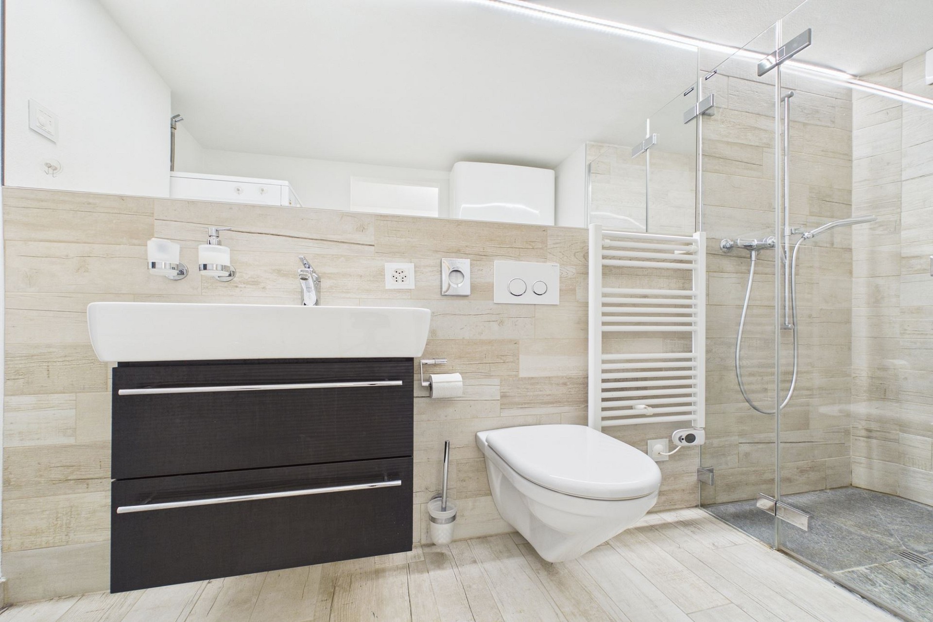 Modernes Bad mit Dusche und WC unter dem Dach