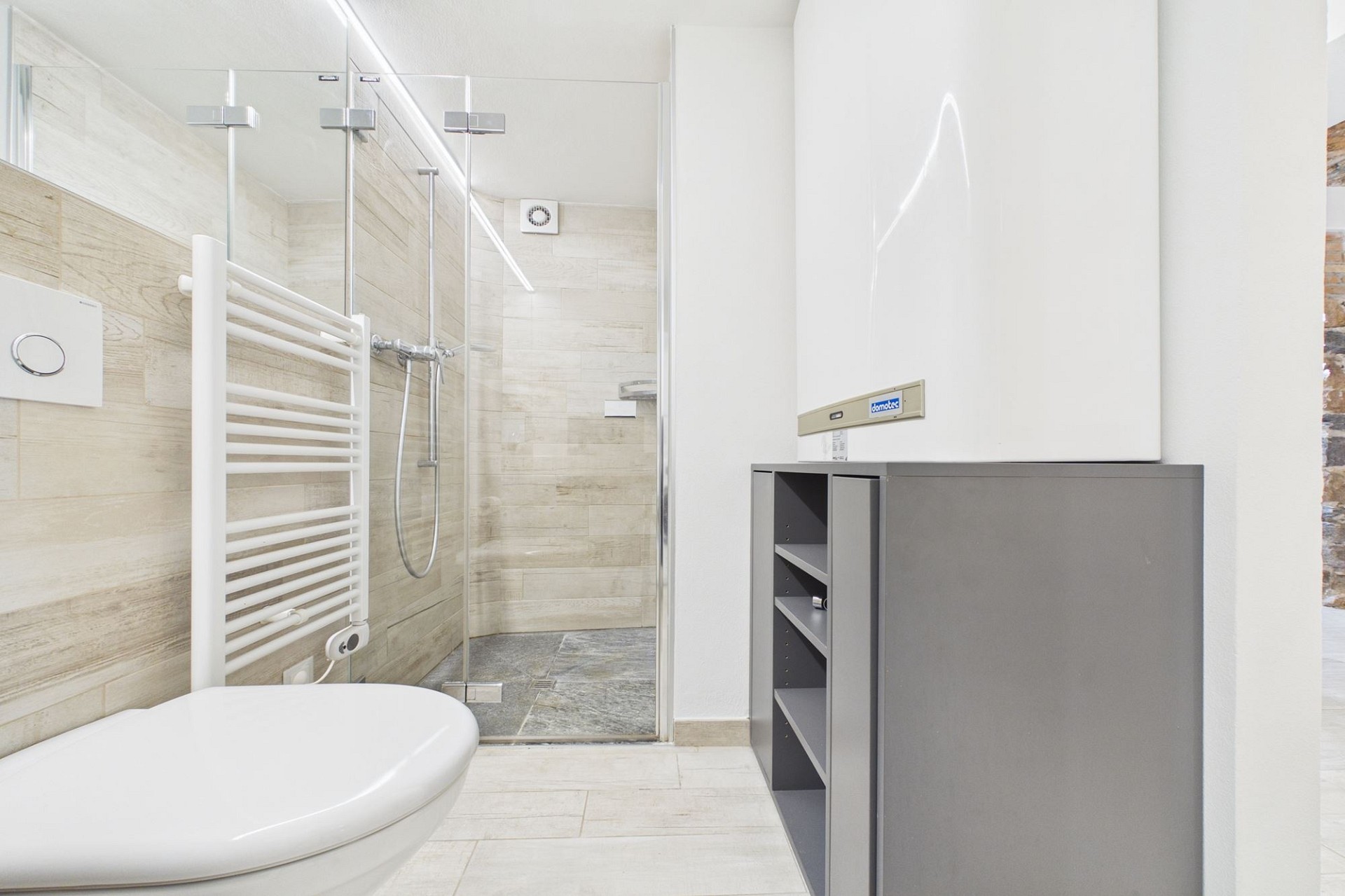 Modernes Badezimmer mit begehbarer Dusche