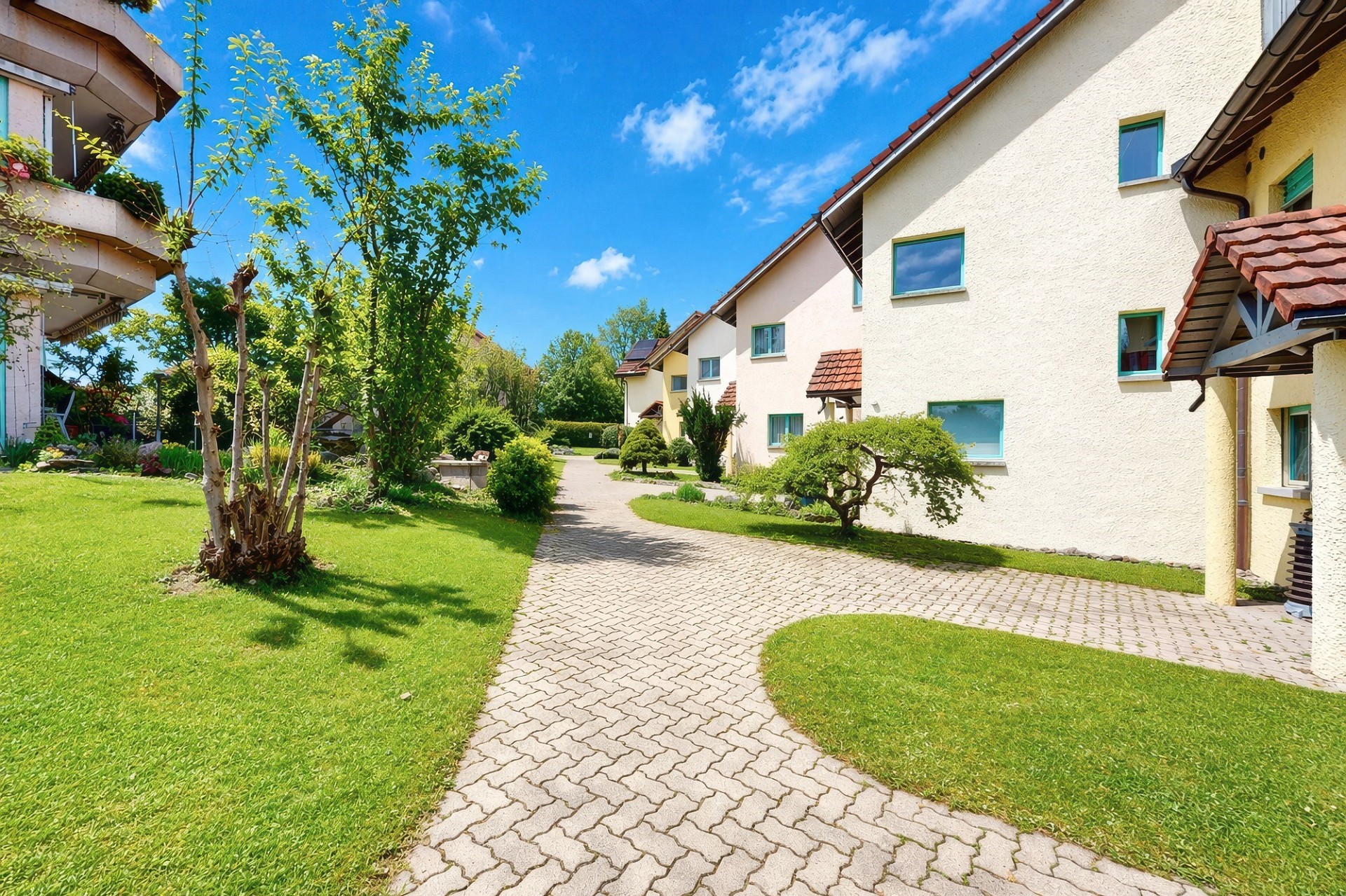 Heller Wohnhof mit Garten und Wohnhäusern