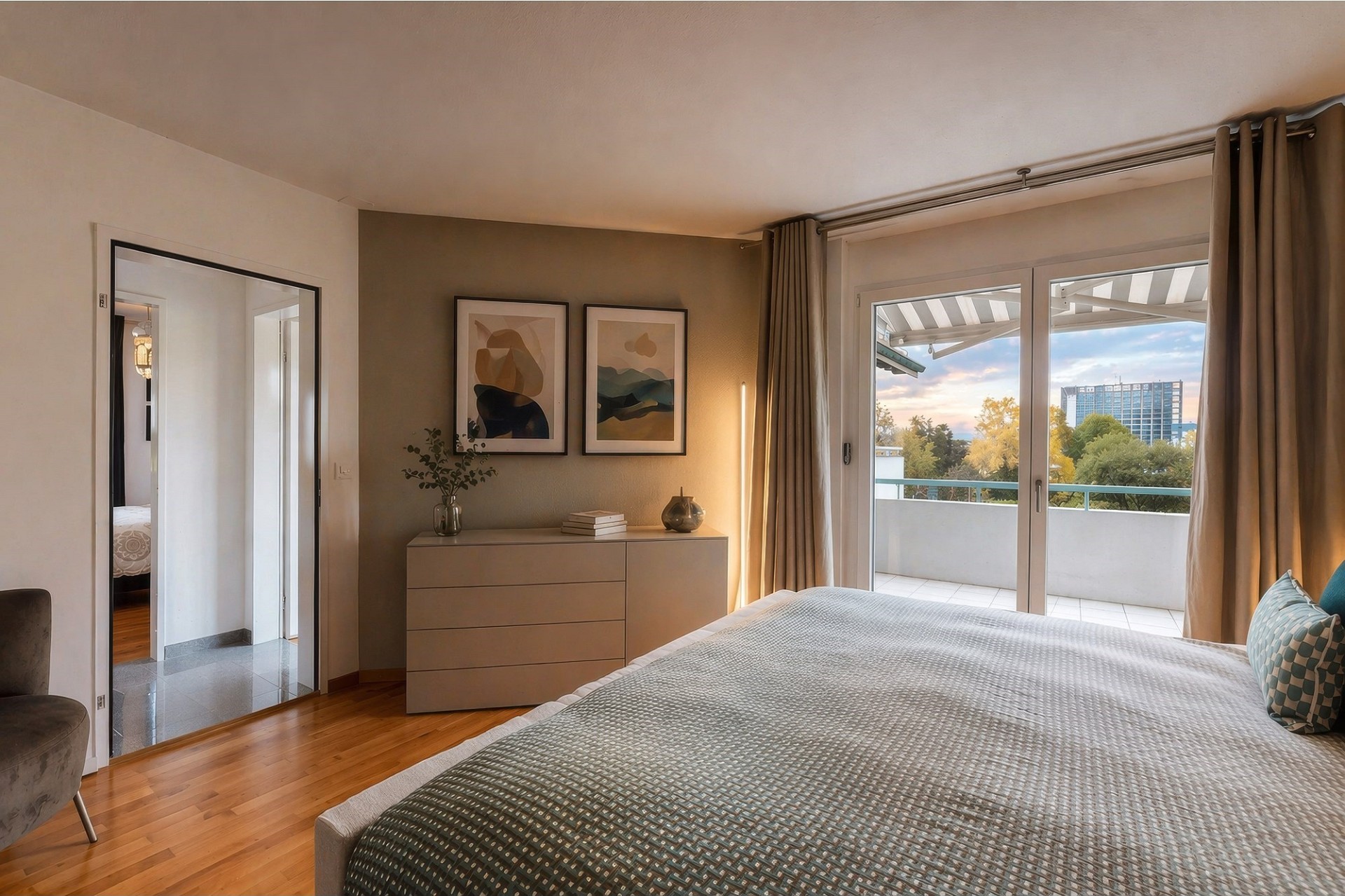 Helles Schlafzimmer mit Balkonblick