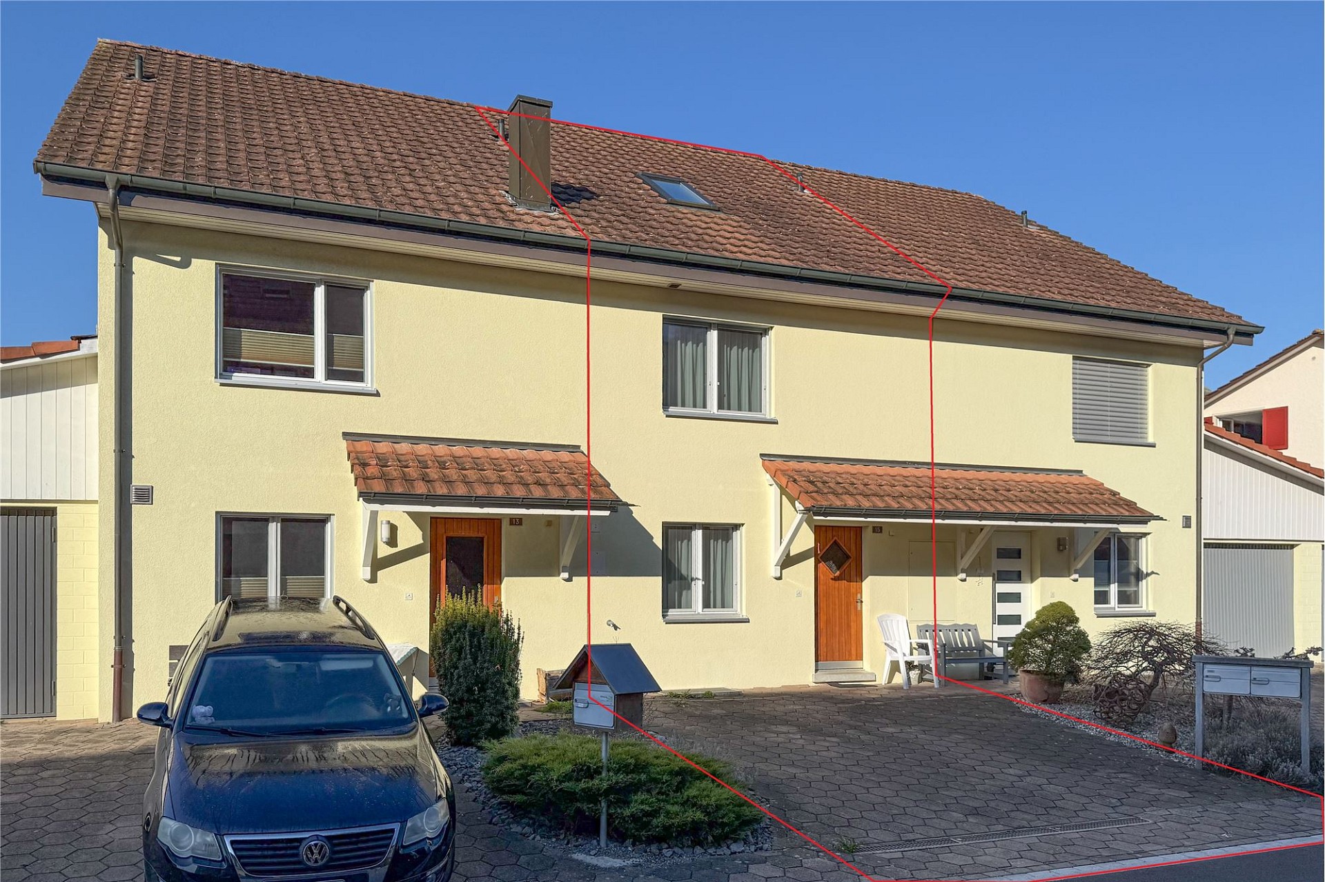 Doppelhaus mit Ziegeldach und Vorgarten