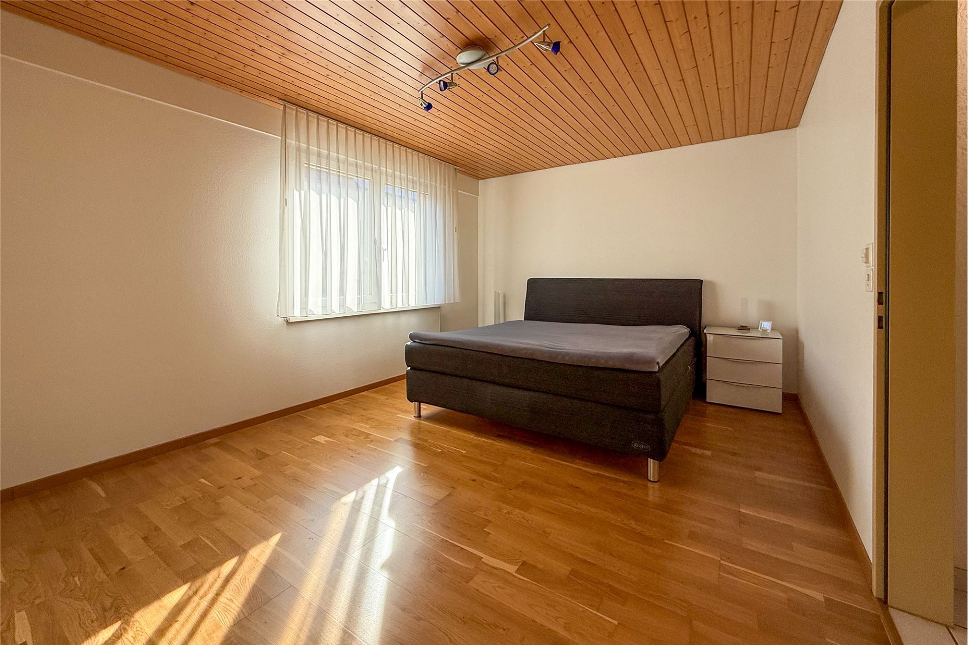 Helles Schlafzimmer mit Holzboden