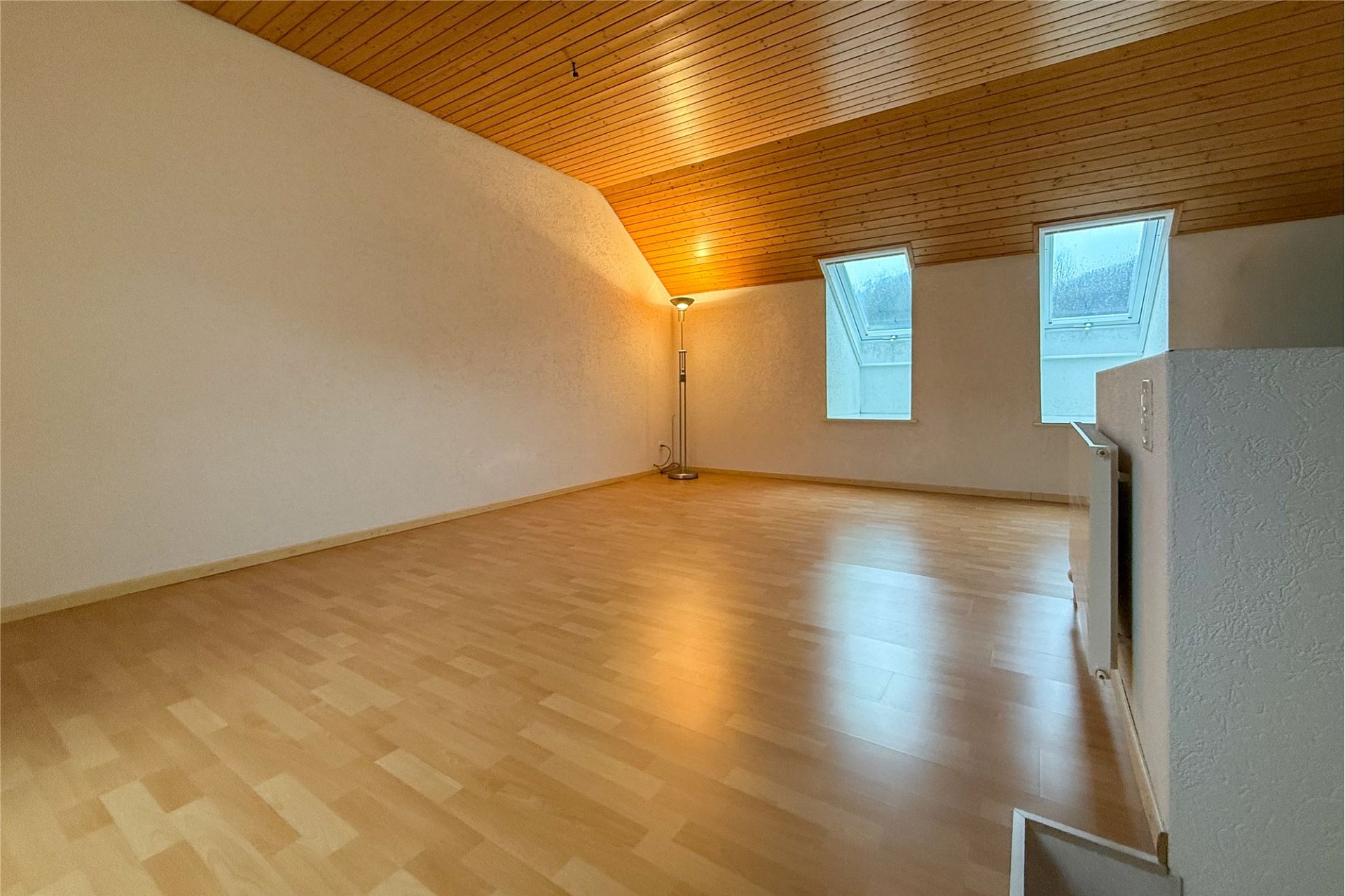 Leerer Dachraum mit Holzdecke