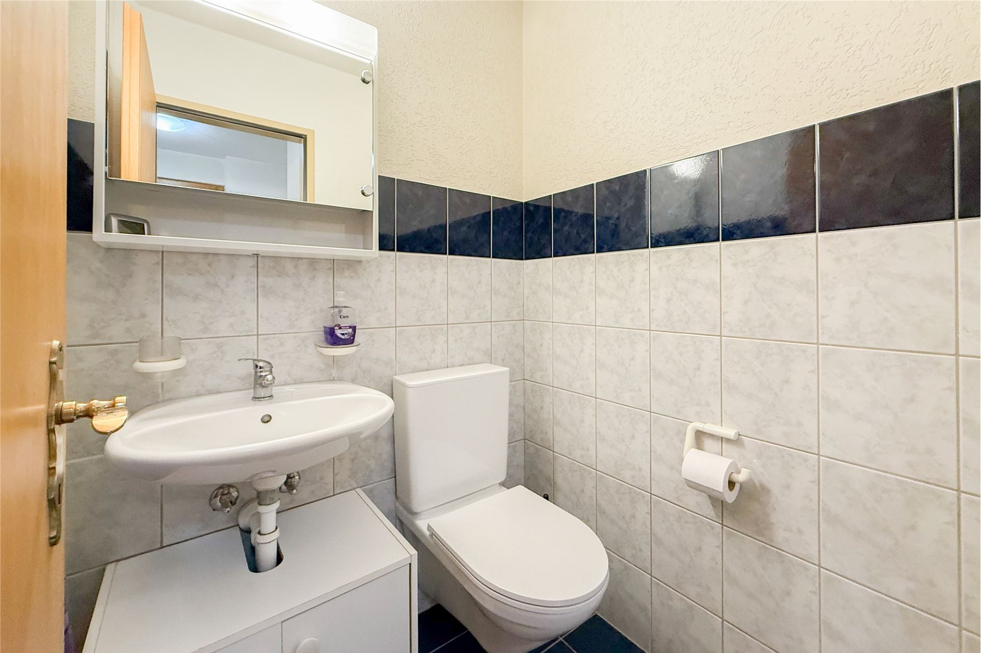 Kleines Gäste-WC mit WC und Waschbecken