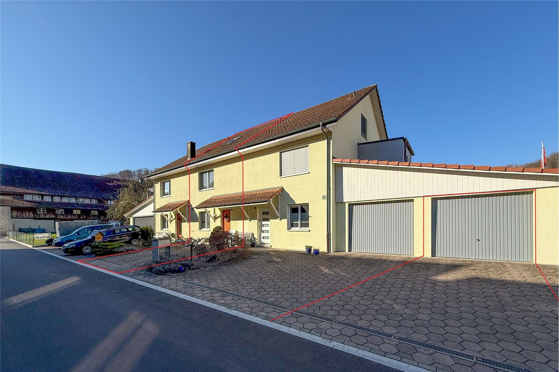 Außenansicht eines Einfamilienhauses mit Garagenzufahrt