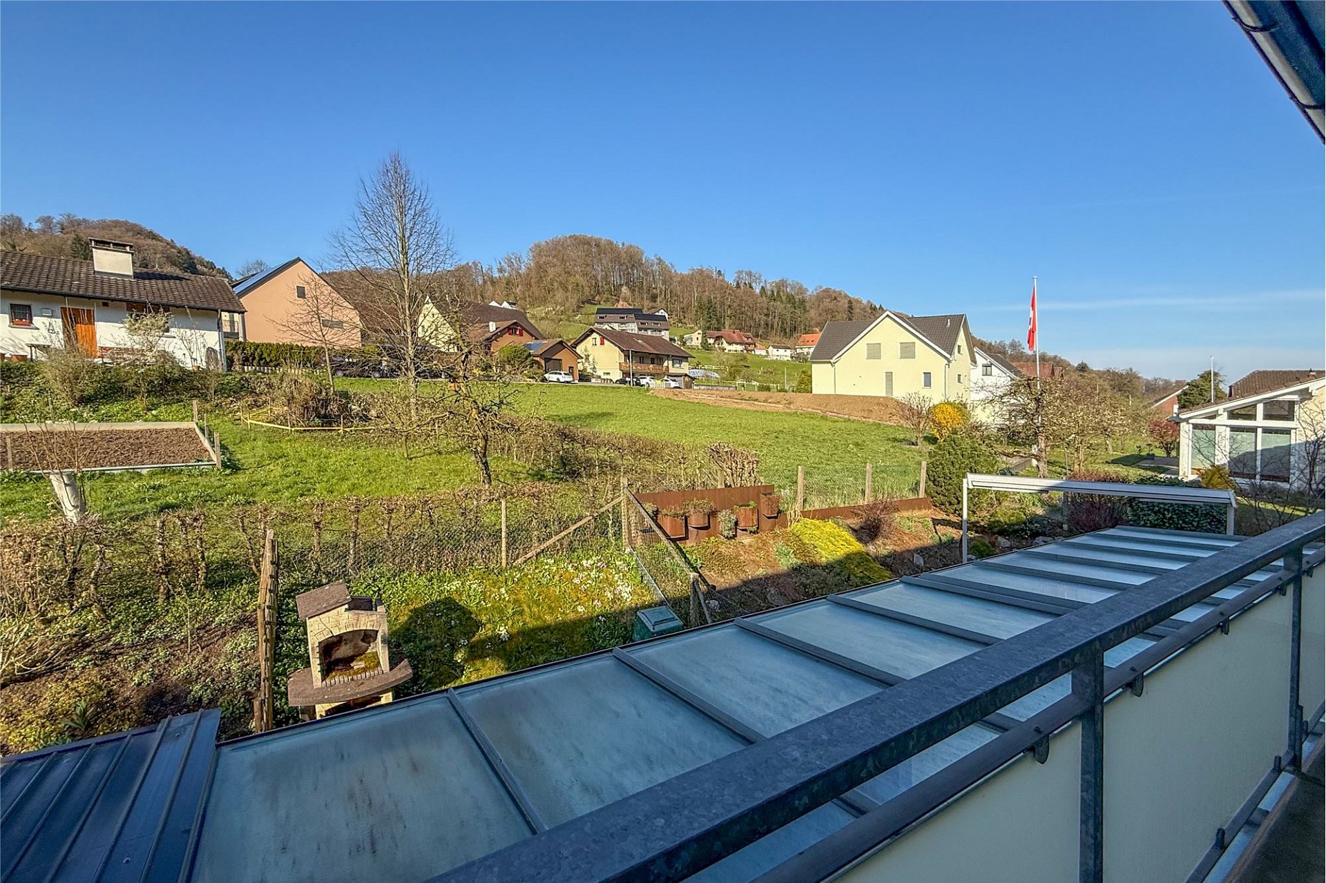Blick vom Balkon über Garten und Nachbarschaft