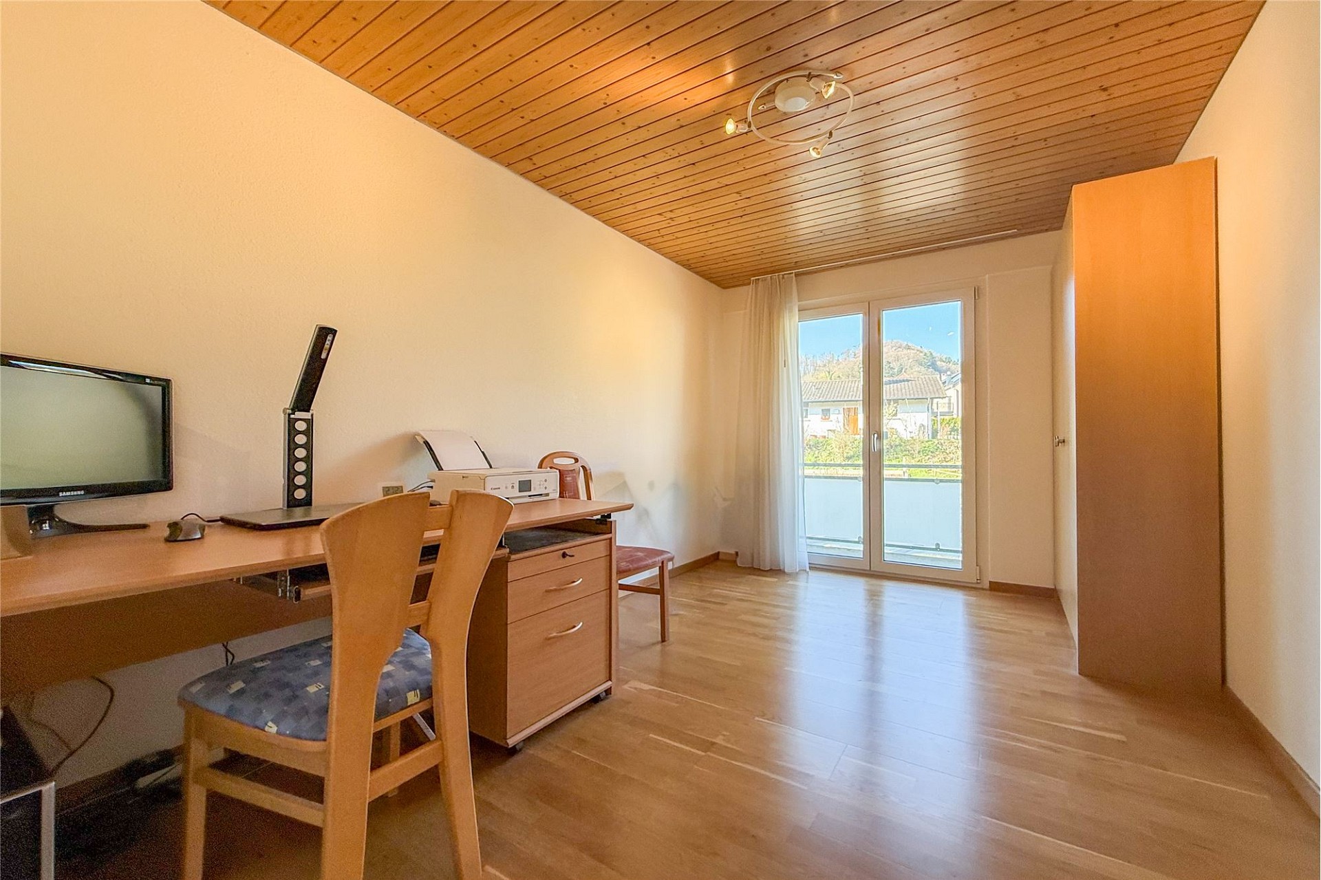 Helles Arbeitszimmer mit Balkonzugang