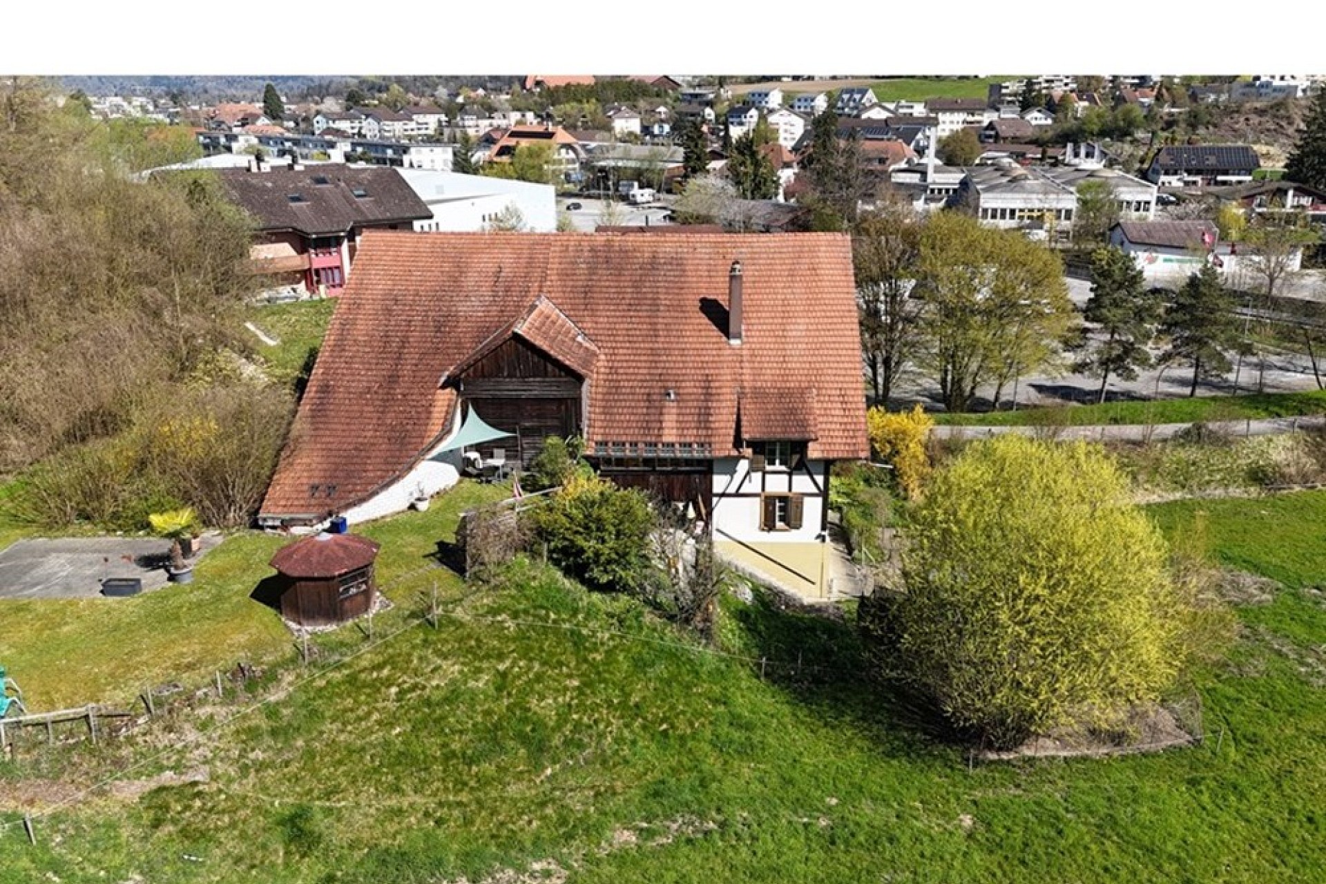 Landhaus mit großem Satteldach und Garten