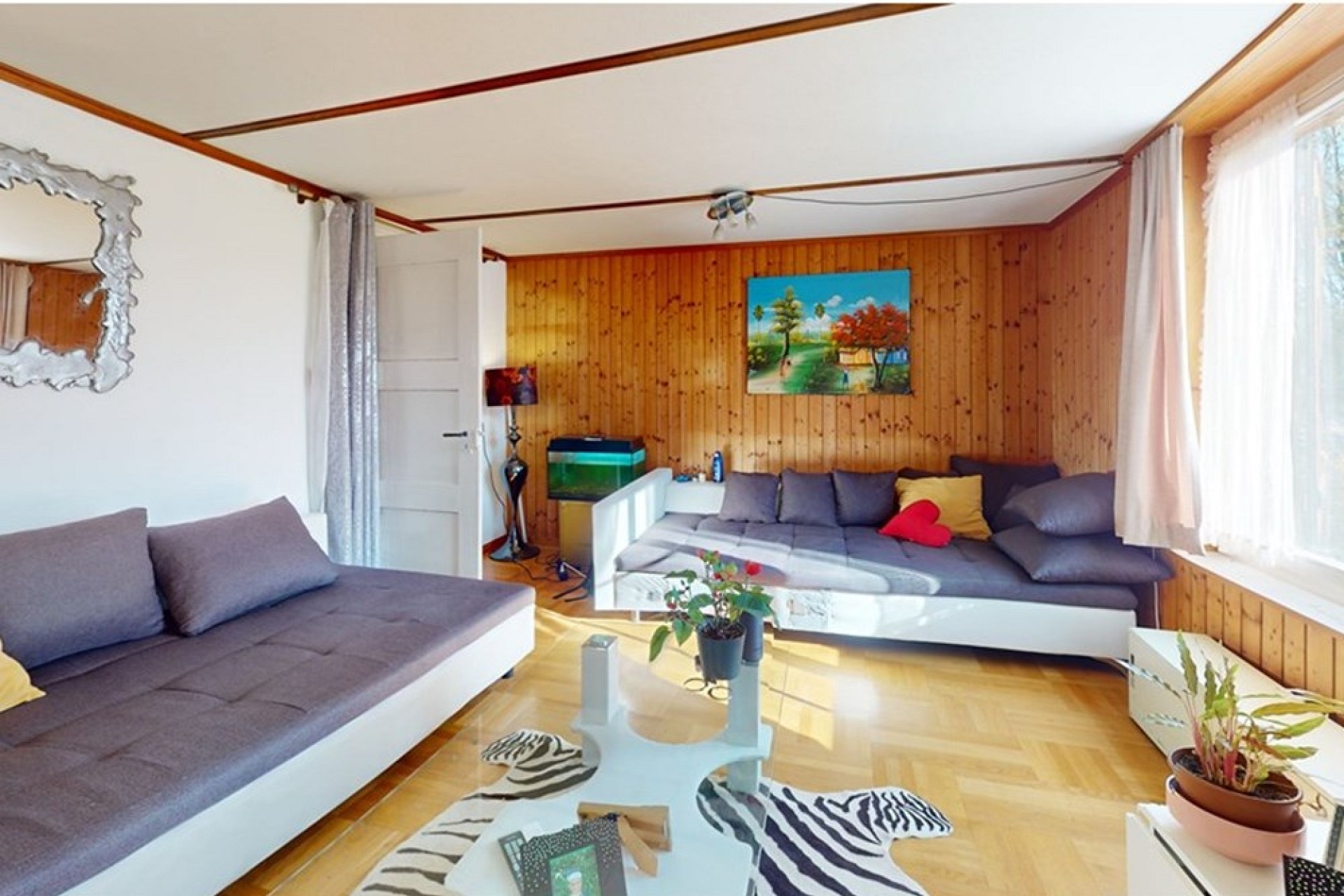 Helles Wohnzimmer mit zwei Sofas