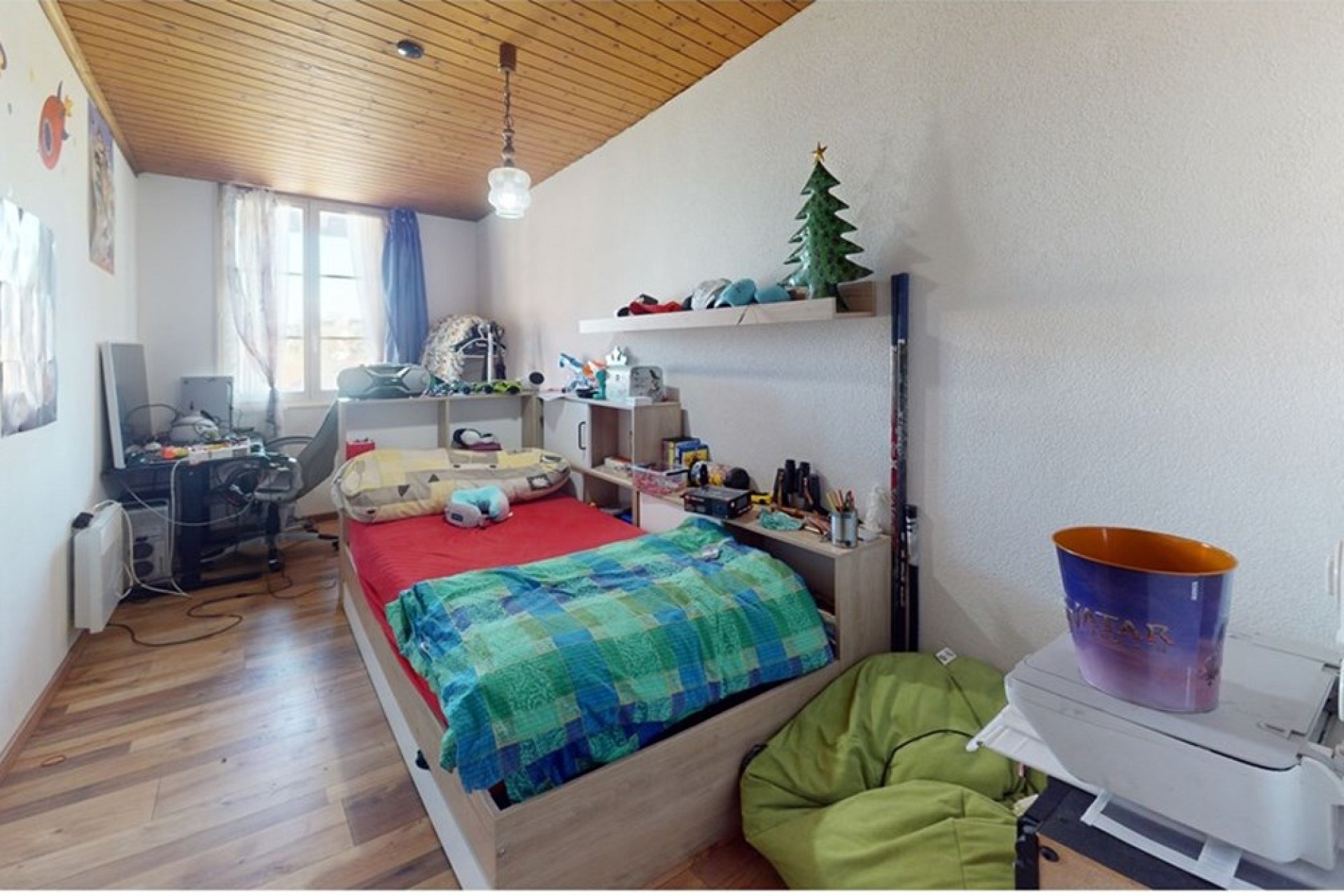 Jugendzimmer mit Einzelbett