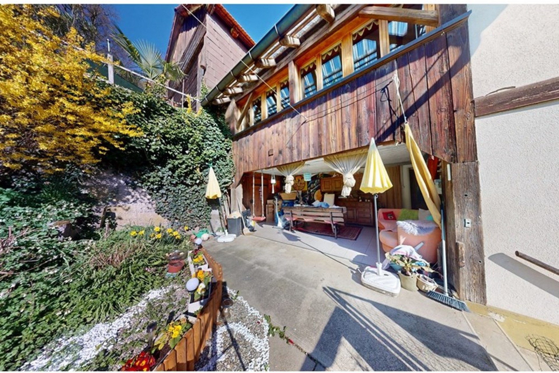 Außenansicht eines Hauses mit Garten und Terrasse