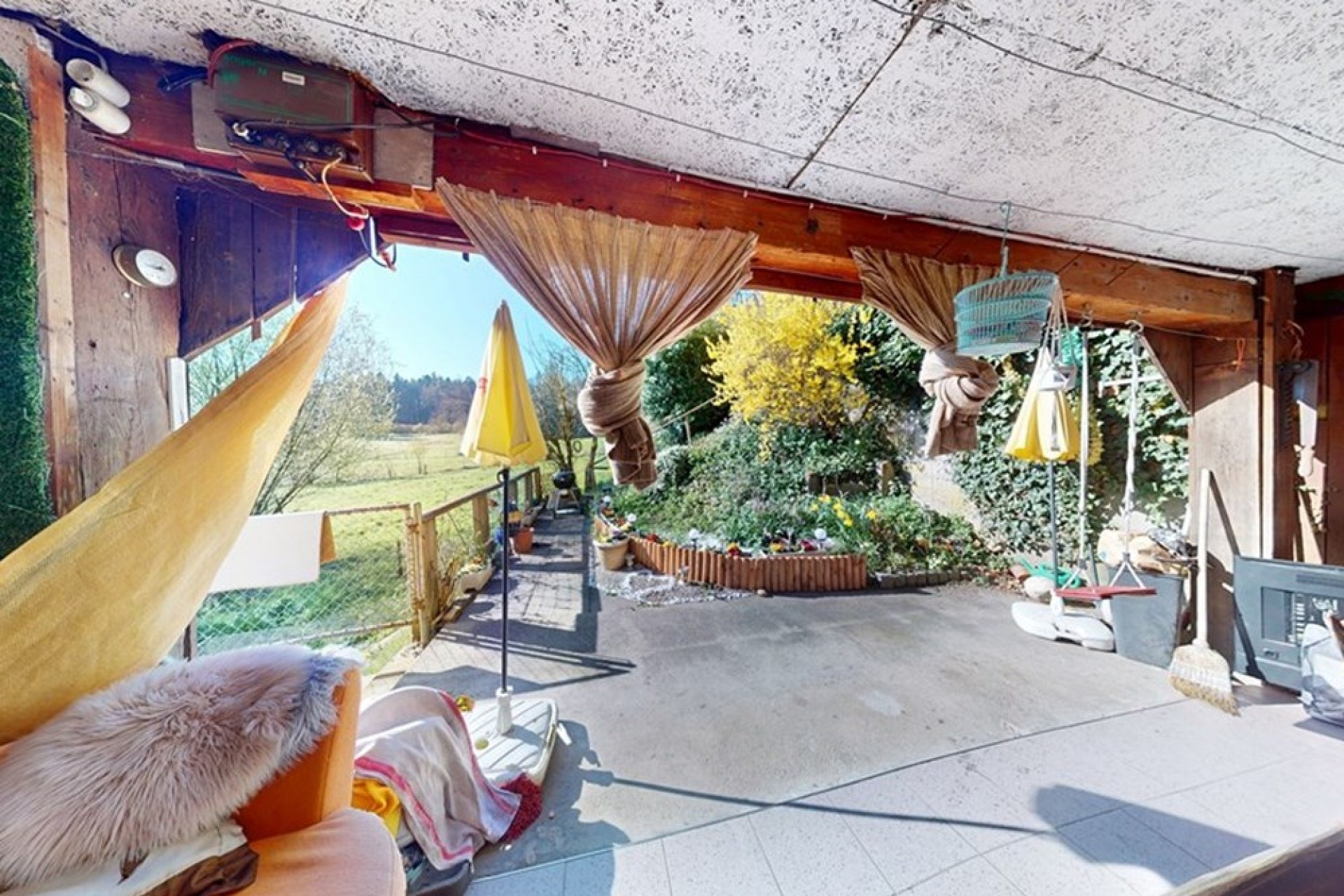 Überdachte Terrasse mit Gartenblick