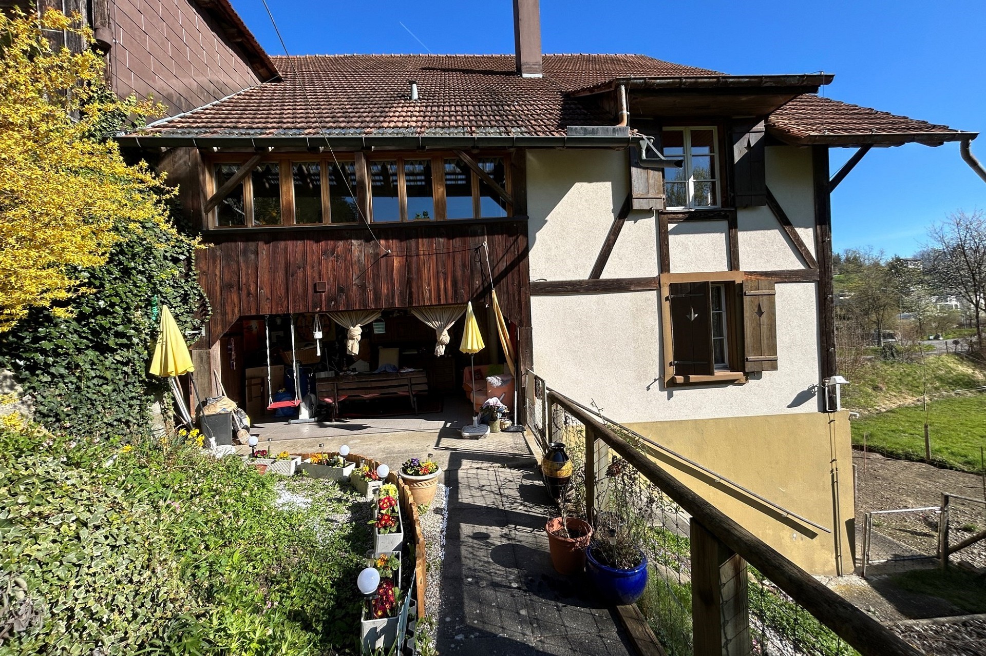 Außenansicht eines rustikalen Hauses mit Gartenweg