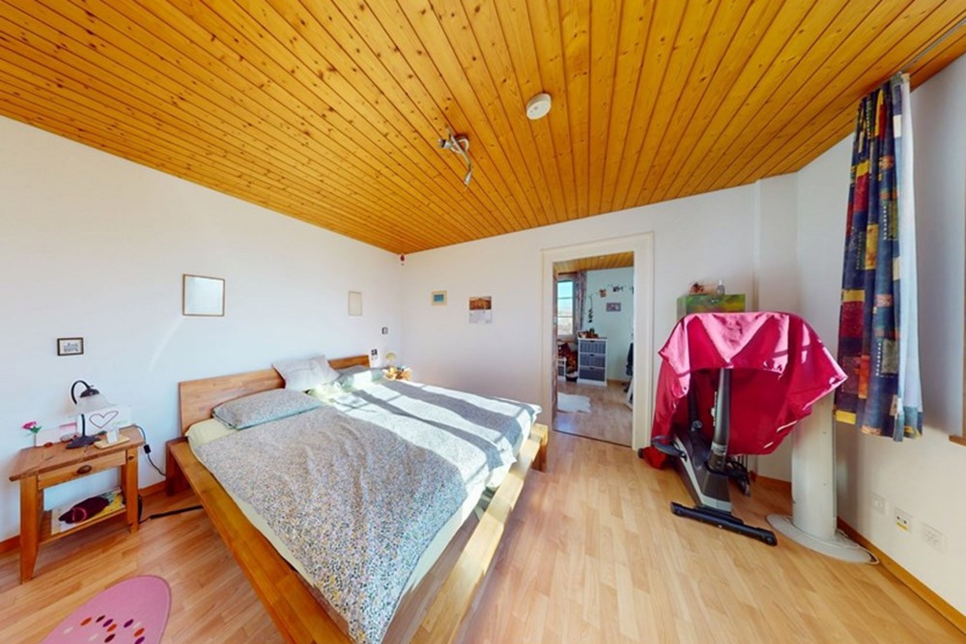 Helles Schlafzimmer mit Holzdecke