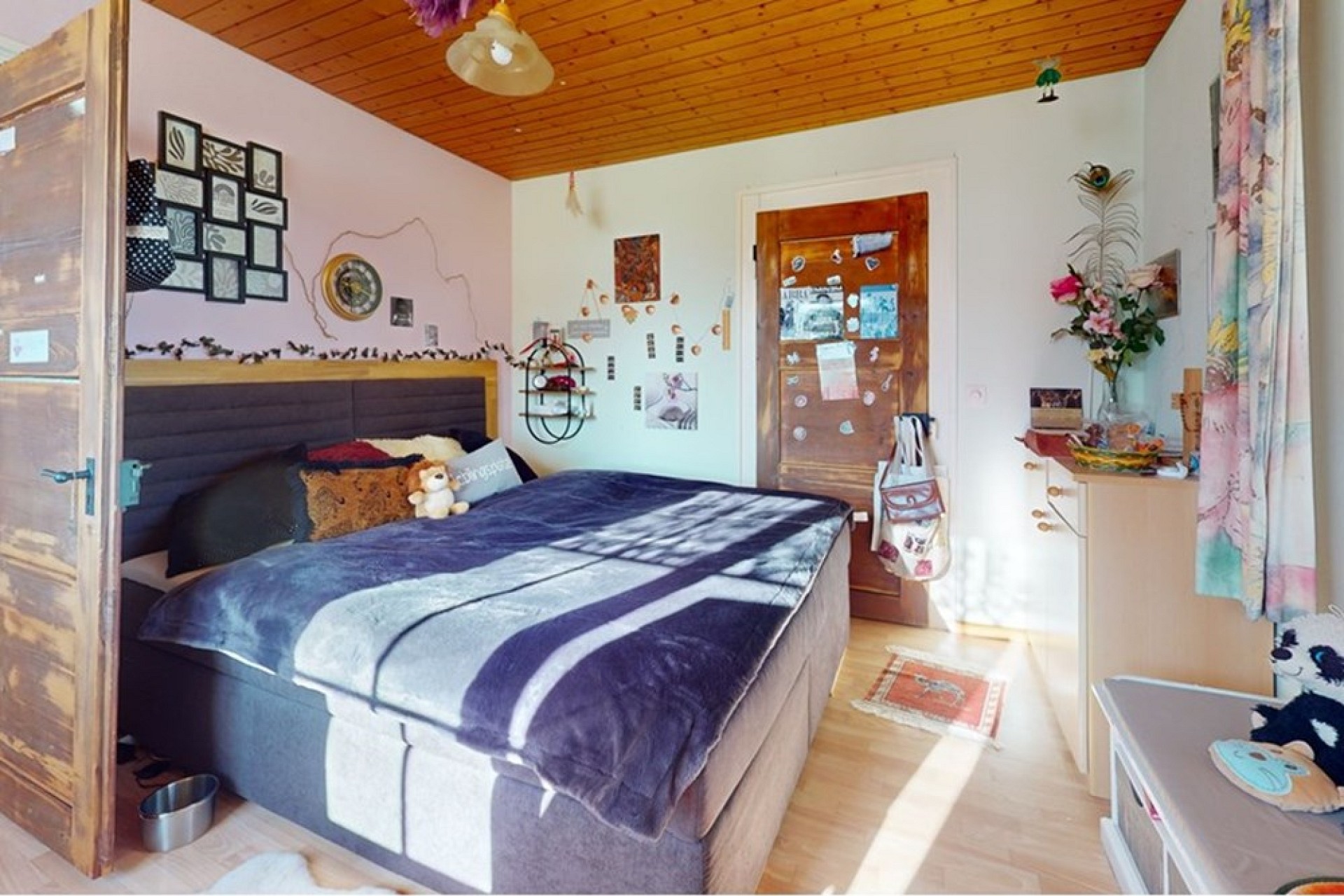 Gemütliches Schlafzimmer mit Holzdecke