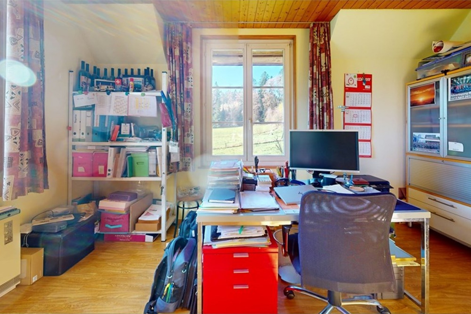 Arbeitszimmer mit Schreibtisch und Fensterblick